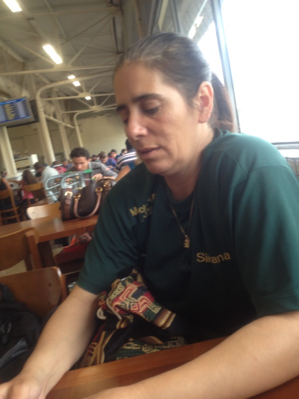 Dona Silvana  teclando no Iphone...