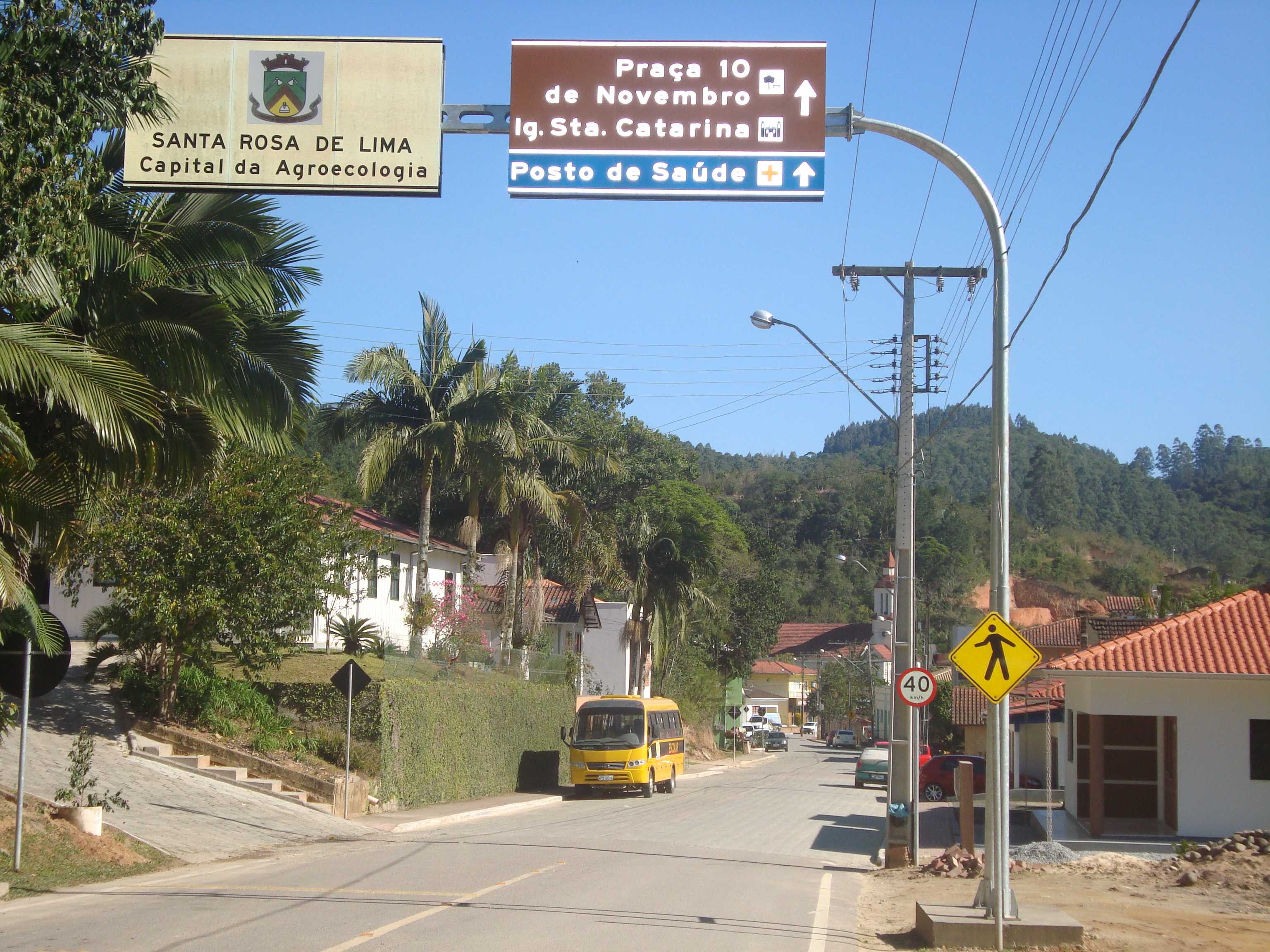 Depois de um trecho de terra que não tinha nem local para para a moto e fotografar a estradinha a chegada em Santa Rosa de Lima 