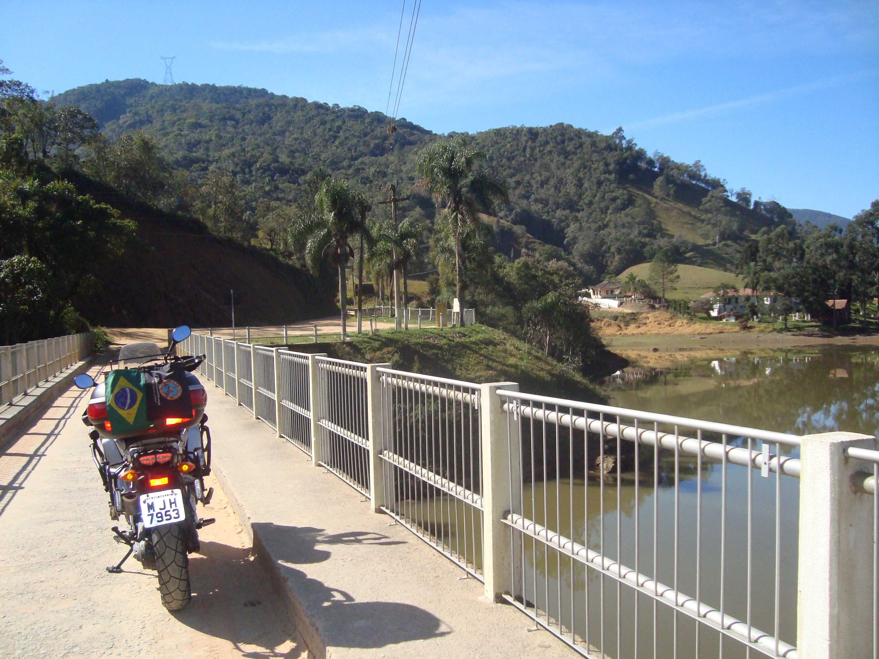 A passagem sobre o vertedouro