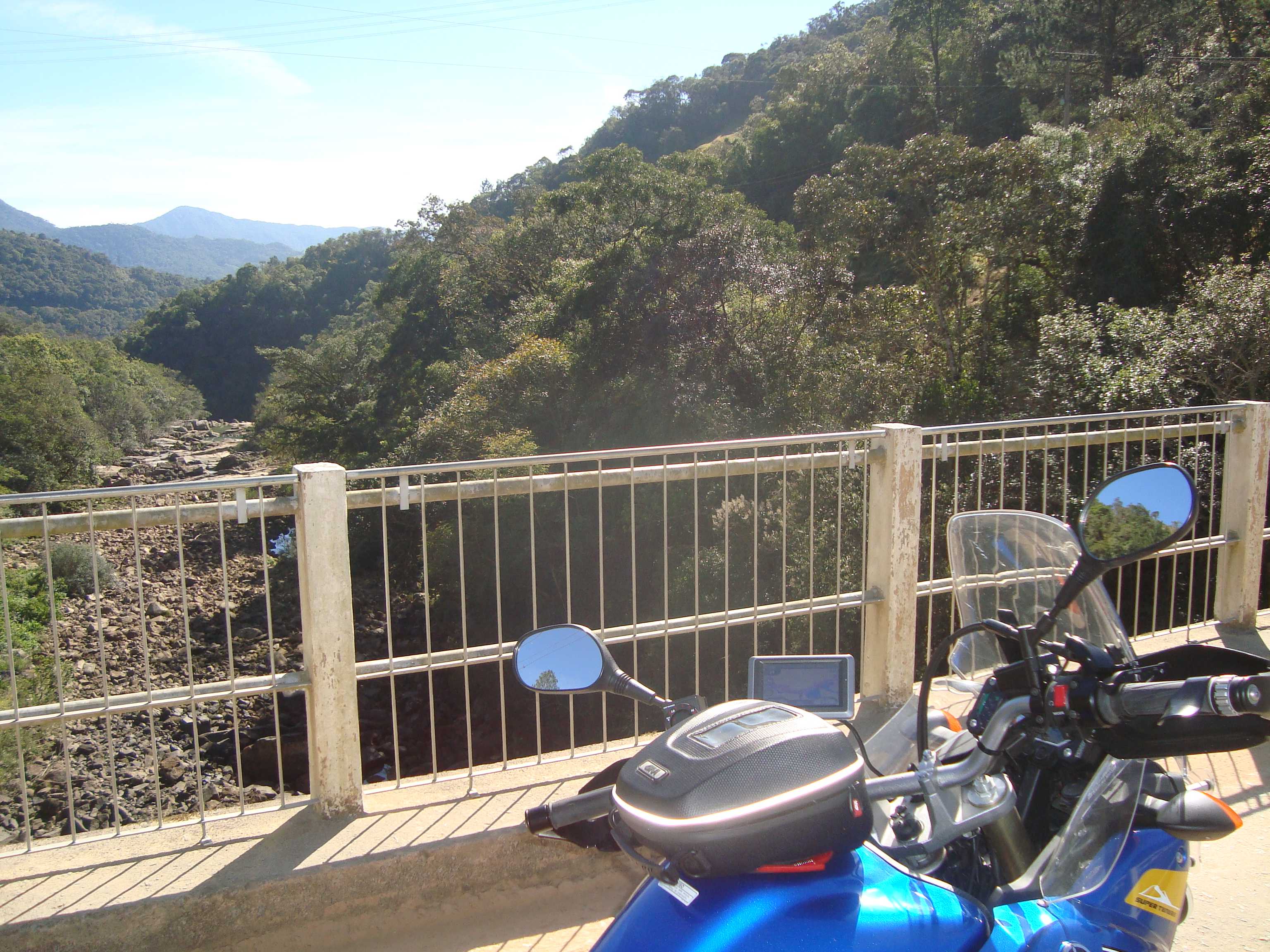 A saída do vertedouro sem água nenhuma no momento