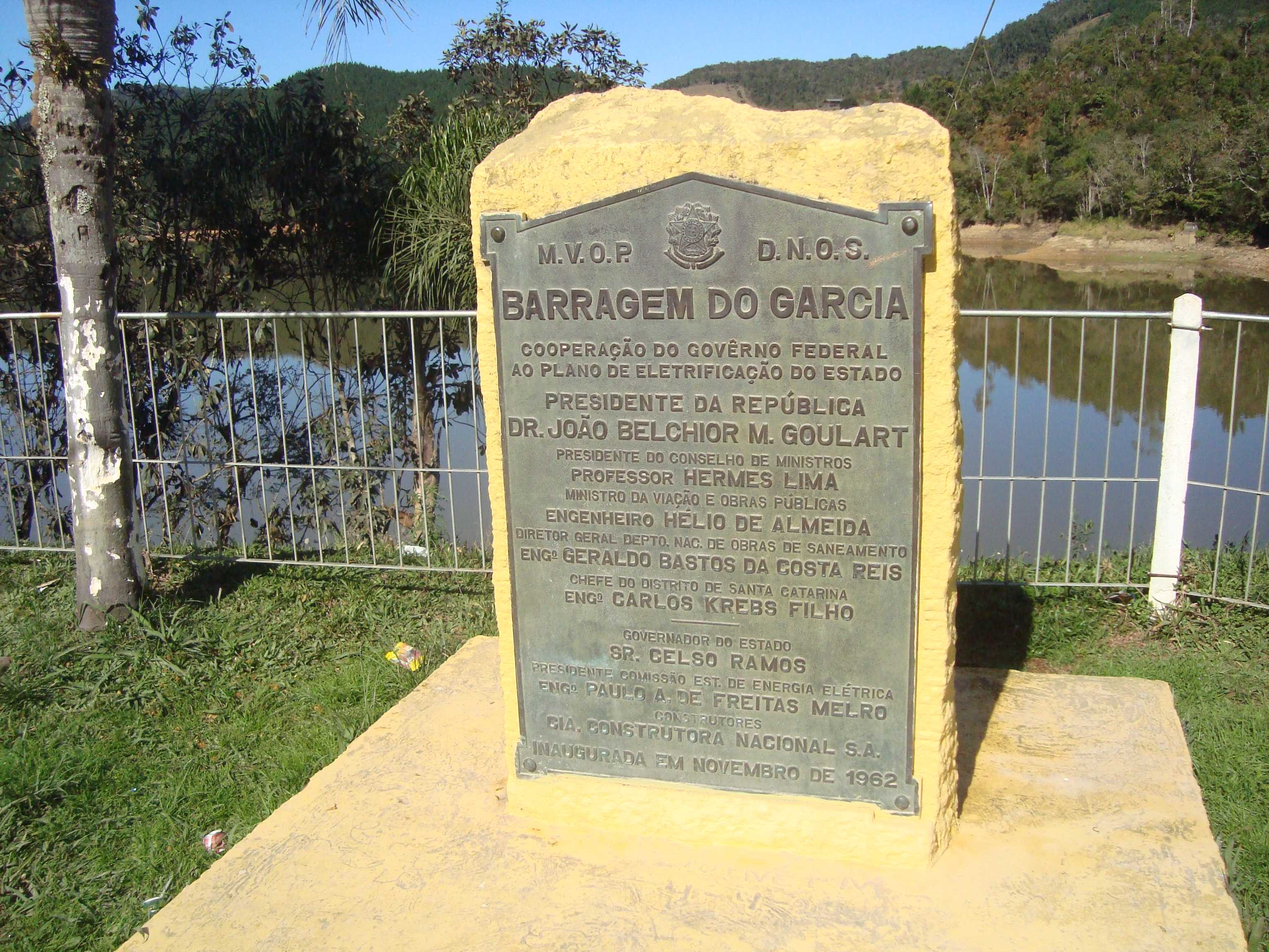 Placa com detalhes da obra