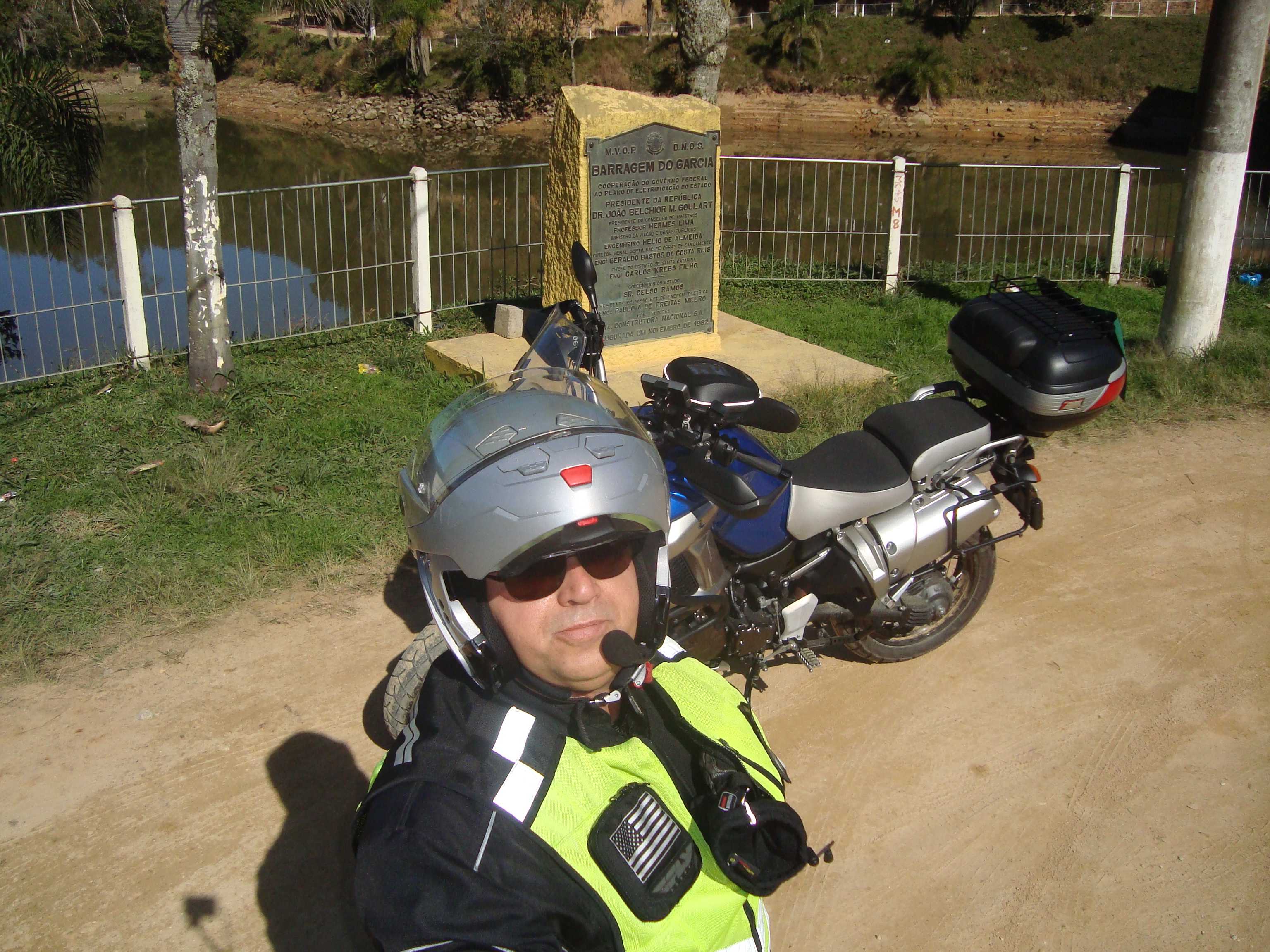 Nos e a placa da Baragem