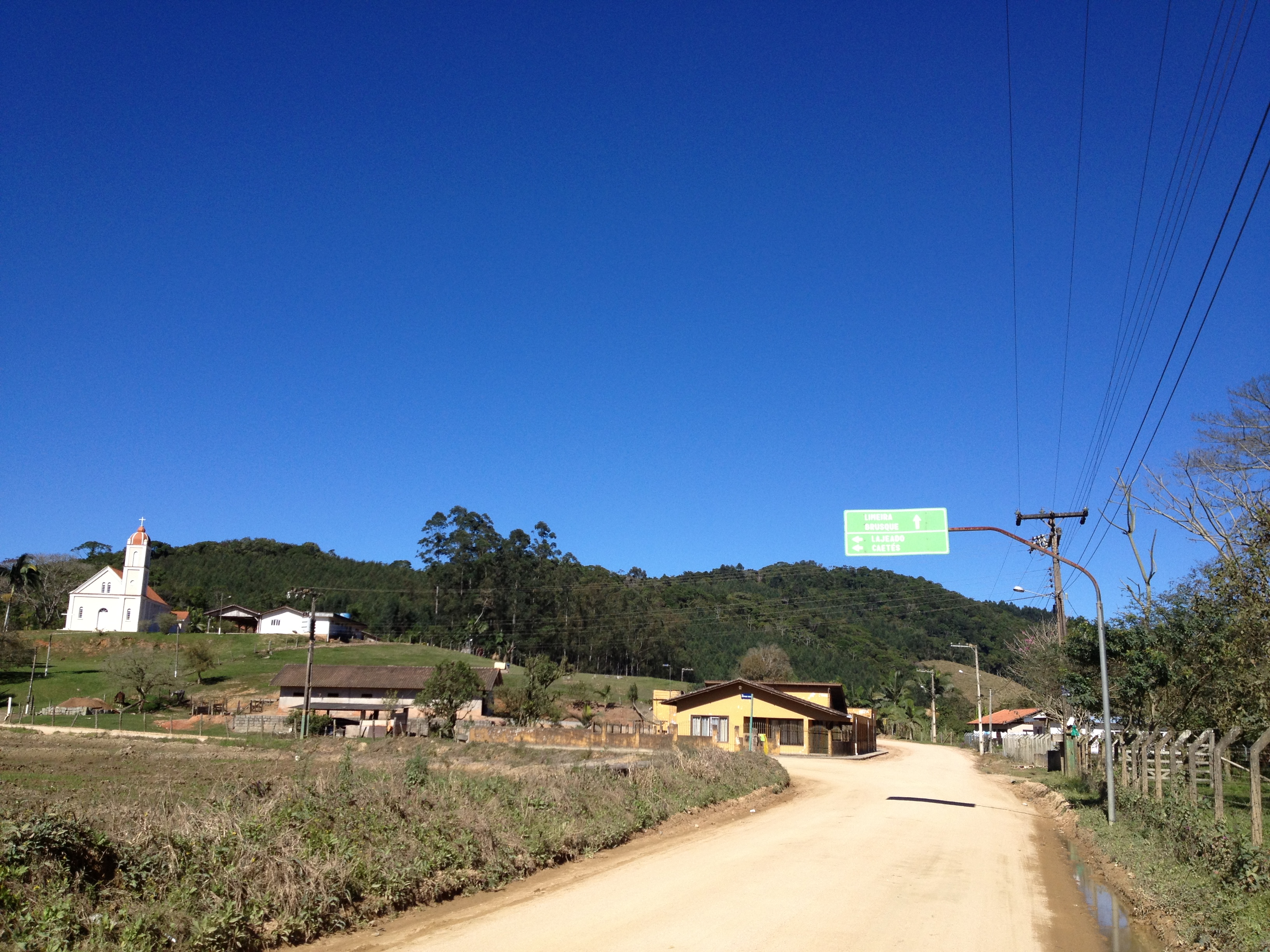 Estrada da Limeira, o GPS manda seguir em frente