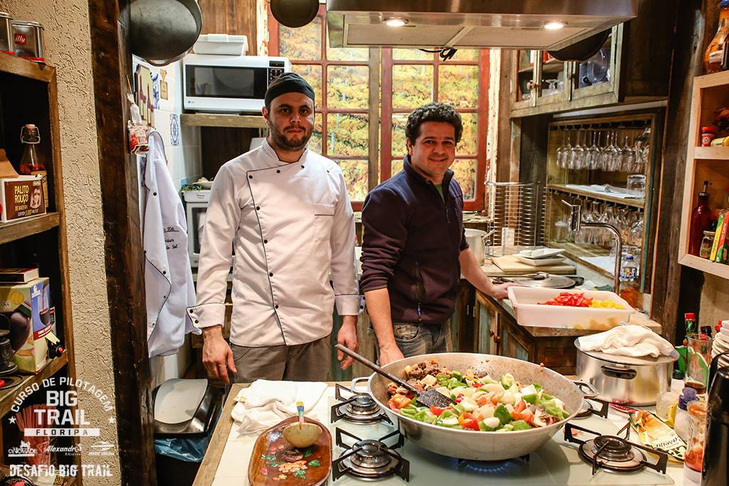 Marcus Zilli a direita e seu ajudante preparando o entrevero...