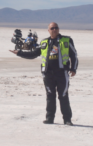 Ademir brincando no Salar de Salinas Grandes 