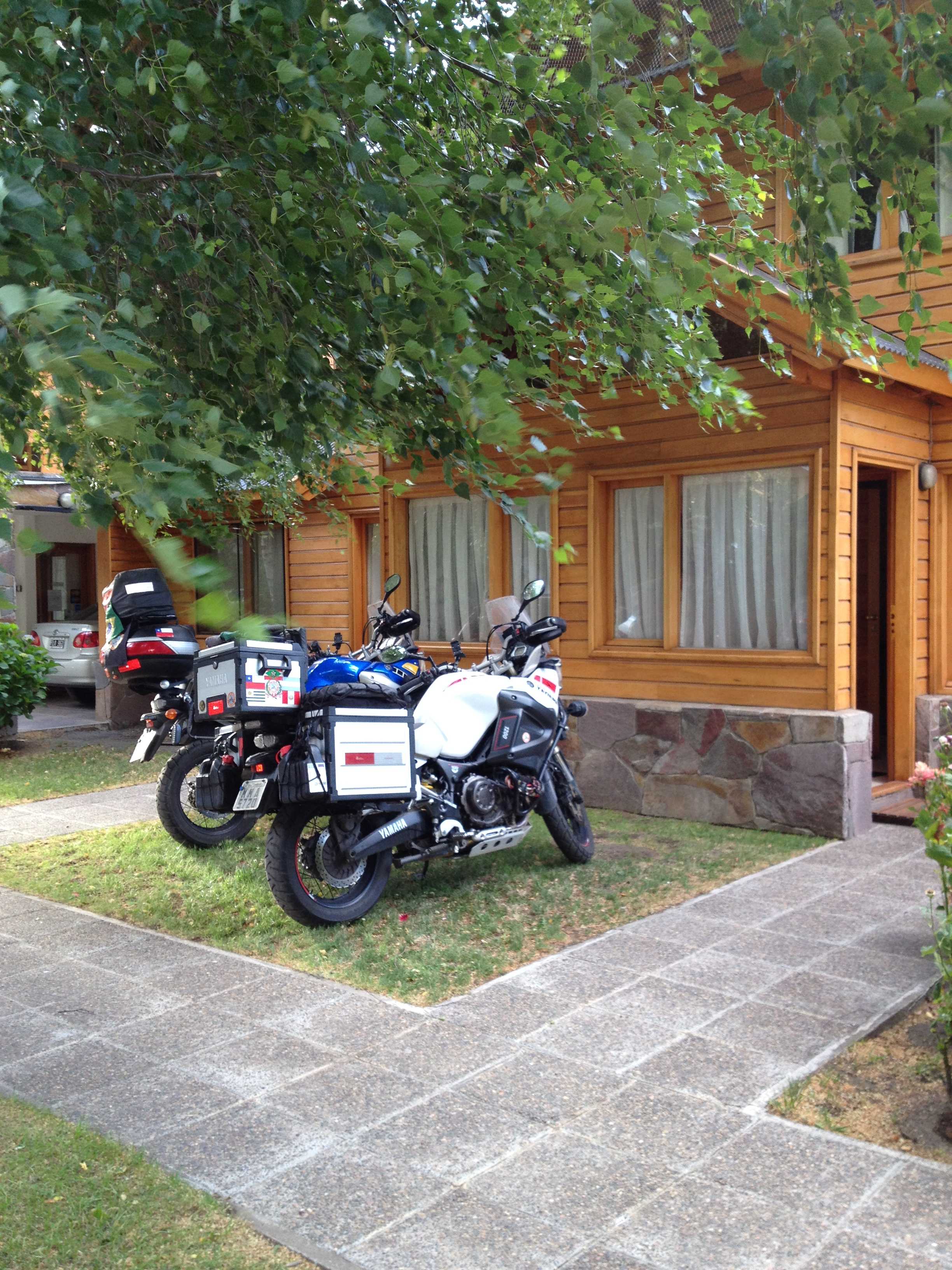Motos na frente da cabana