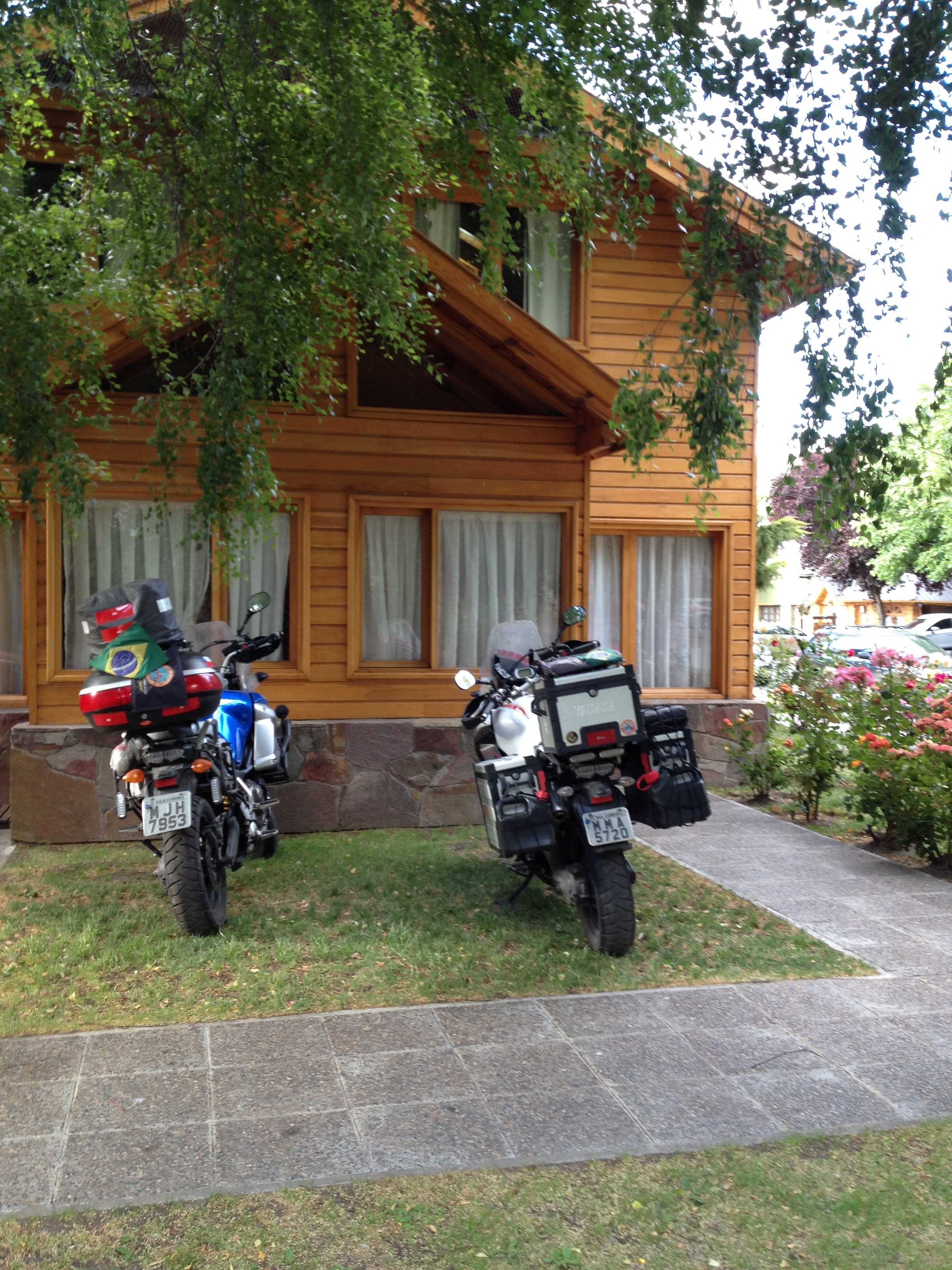 cabana no final da rua, sem movimento na rua