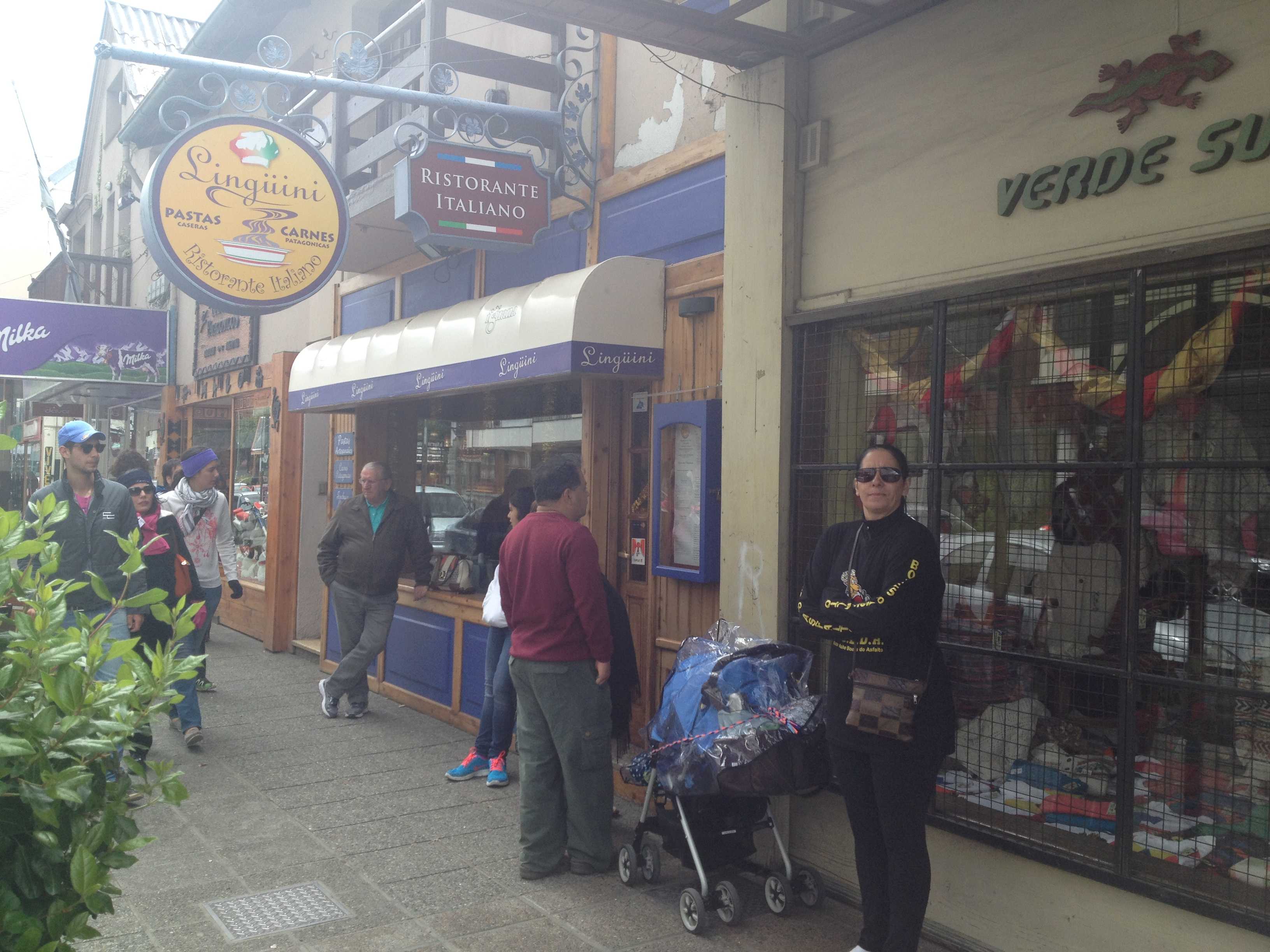 Dona Silvana na fila do restaurante para almoçar em Bariloche.