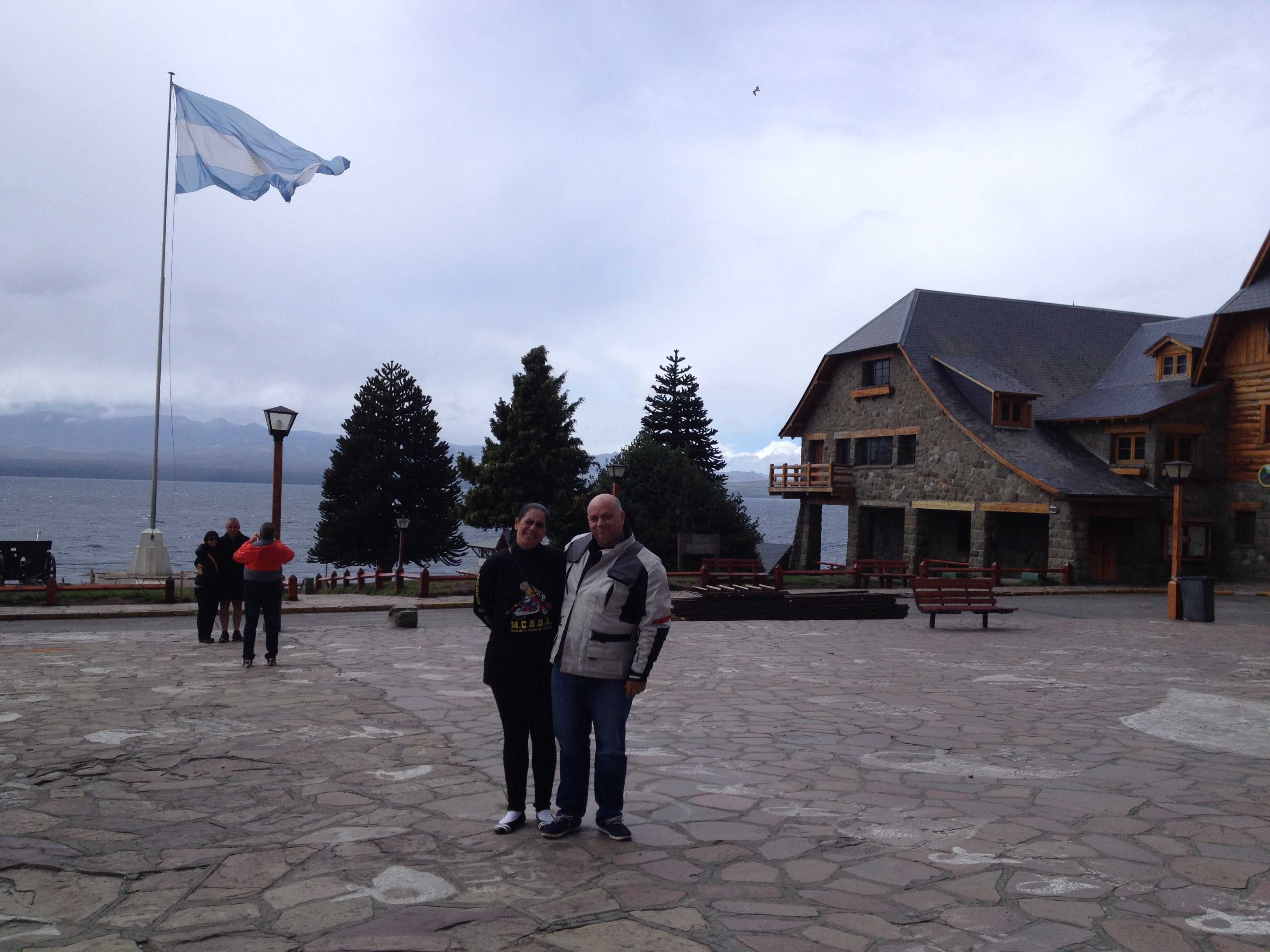 Silvana e Ademir na foto clássica em Bariloche