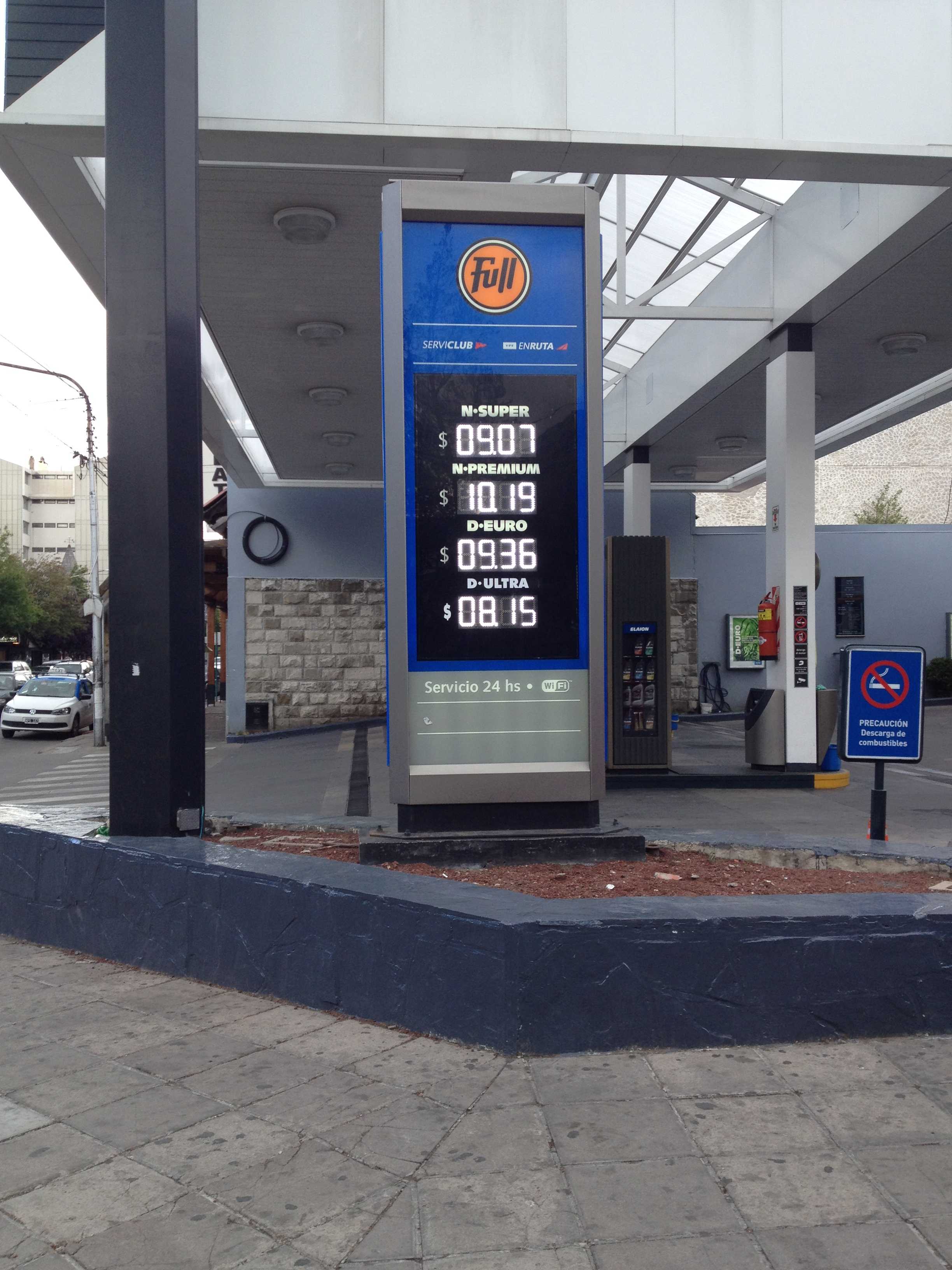 Preço da gasolina em Bariloche  9,07 pesos = 2,70 reais