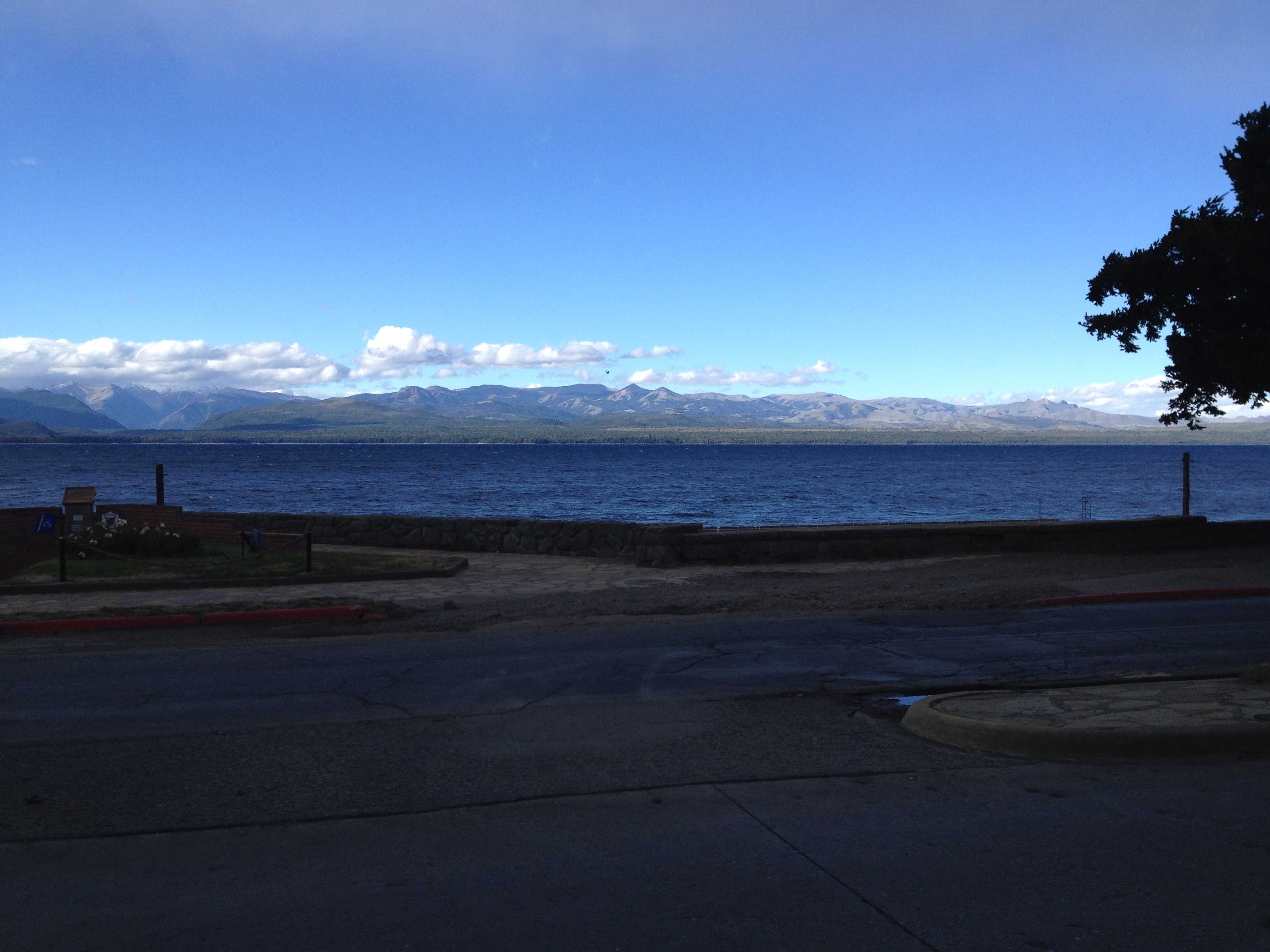 O lago NAHUEL HUAPI com picos congelados ao fundo