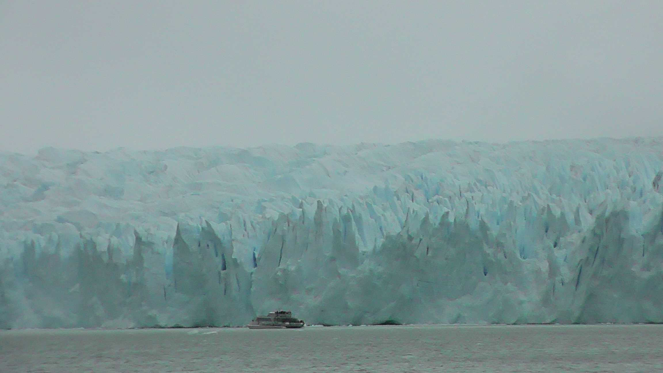 Massa de gelo e um barco passando por perto
