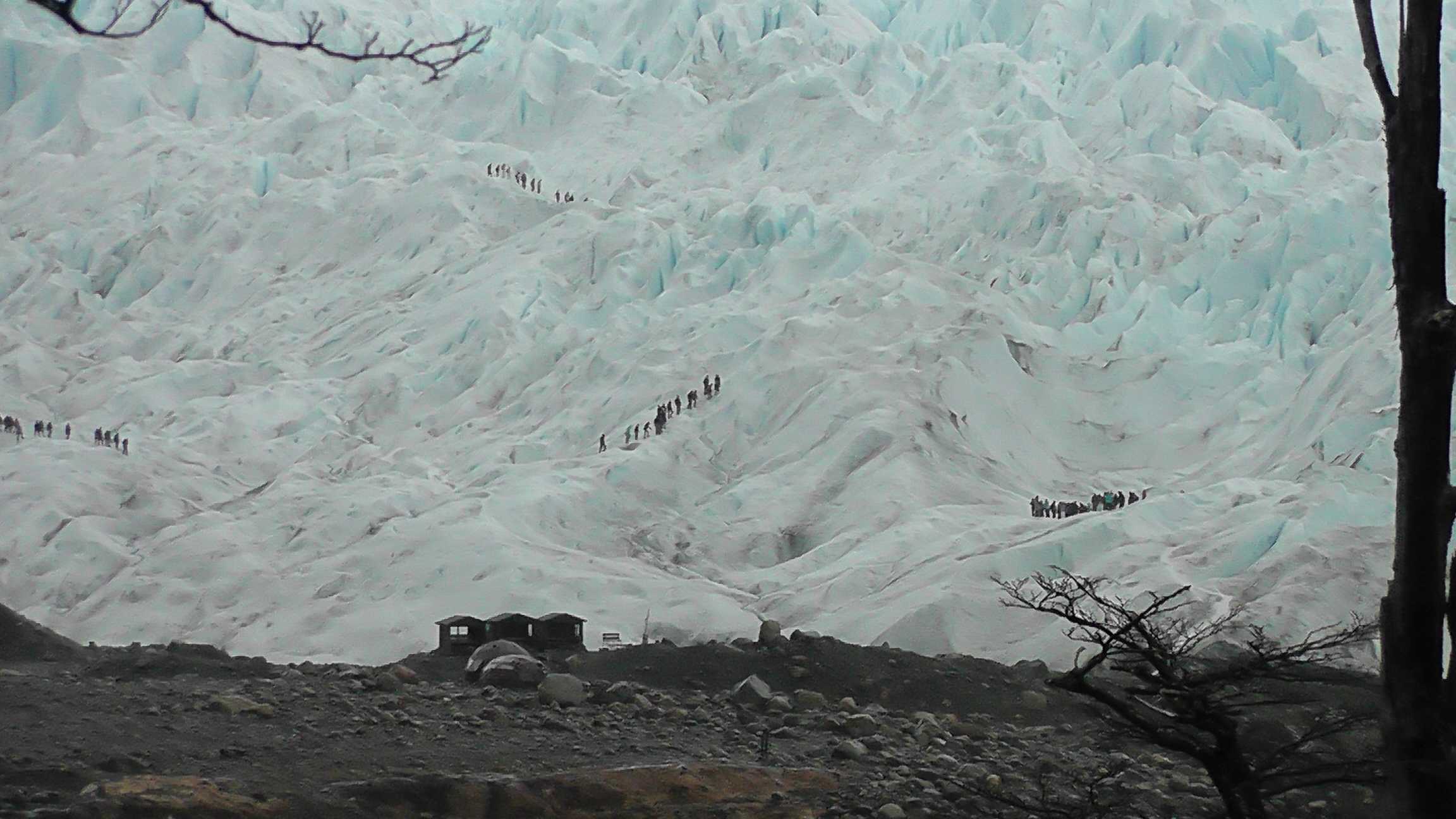 Grupos de pessoas já caminhando no gelo