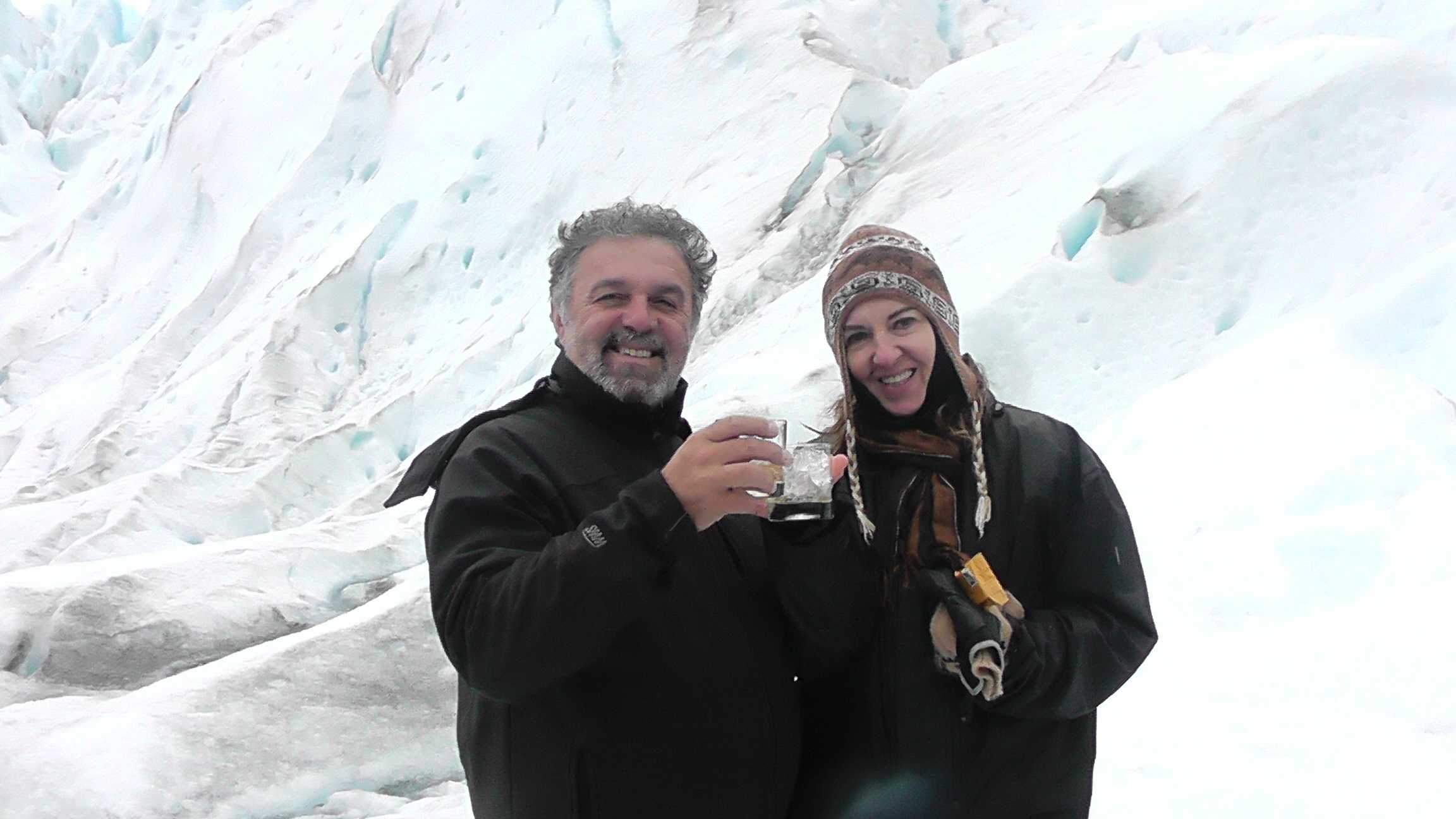 Marcio e Marli brindando 