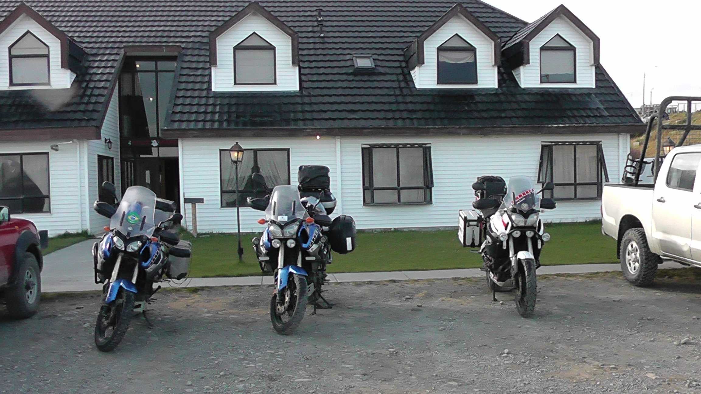 Em frente ao hotel em Cerro Sombrero na saida