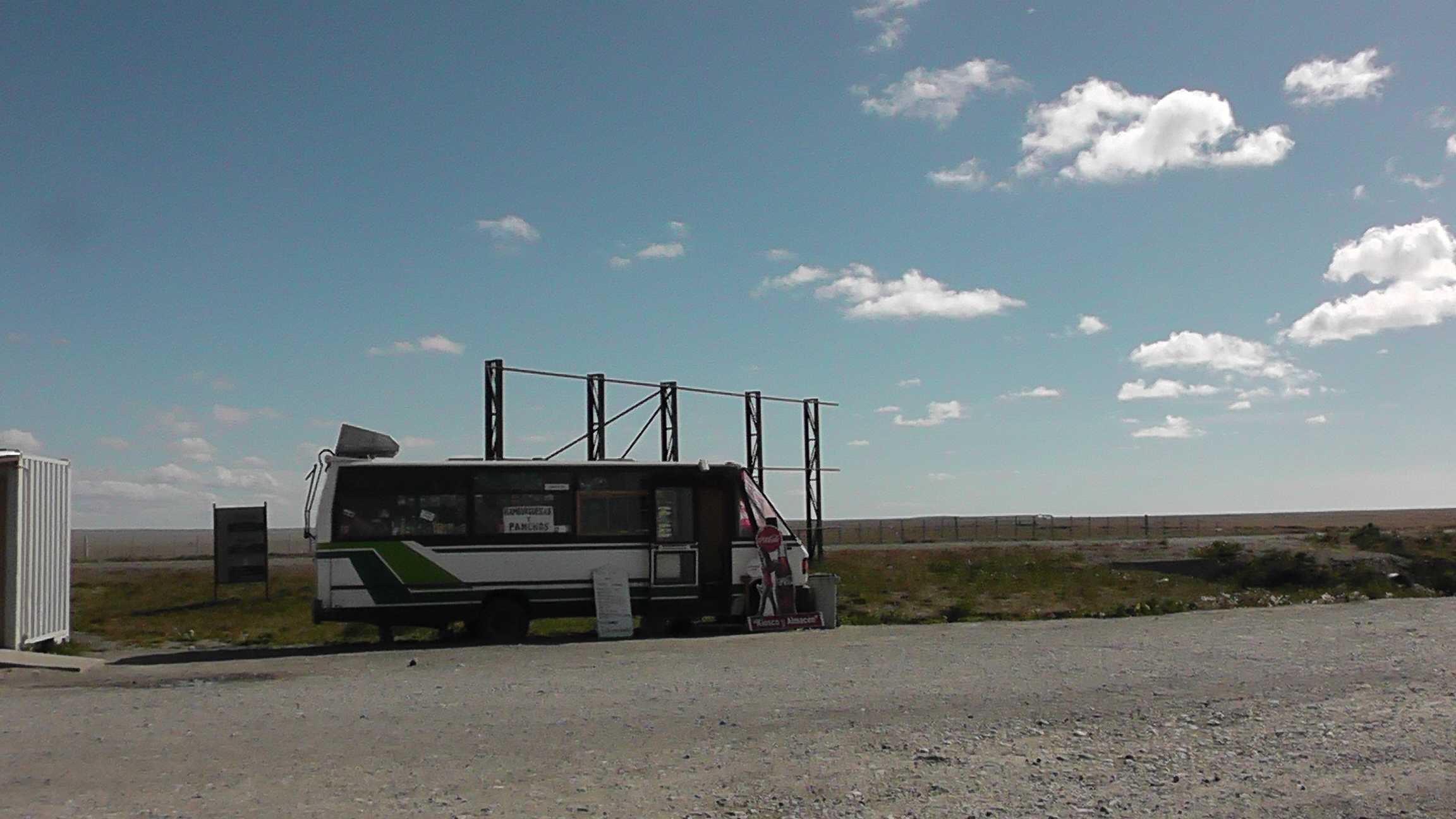 Um  KIOSKO concorrente no outro lado da rua