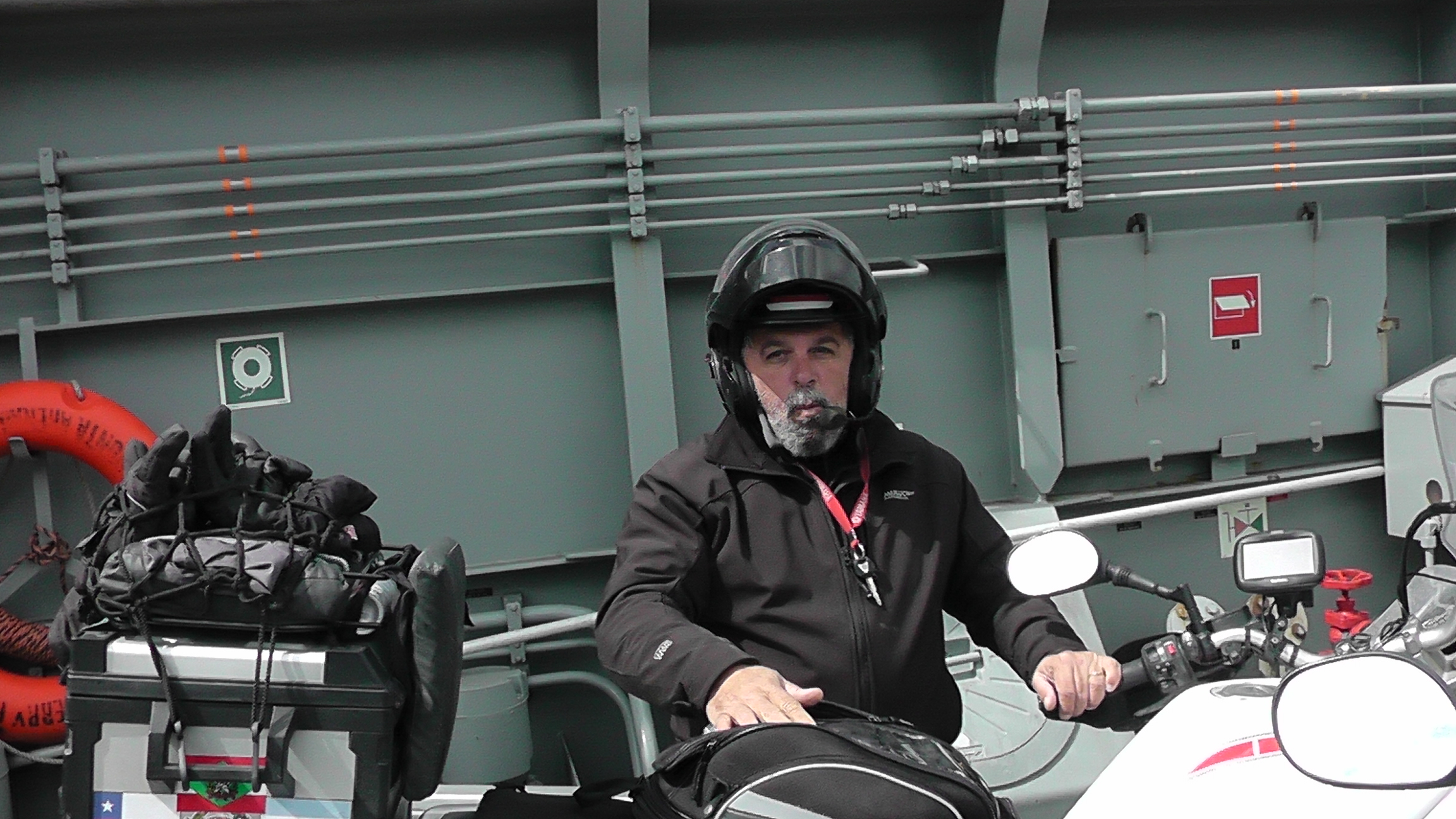 Marcio segurando sua moto