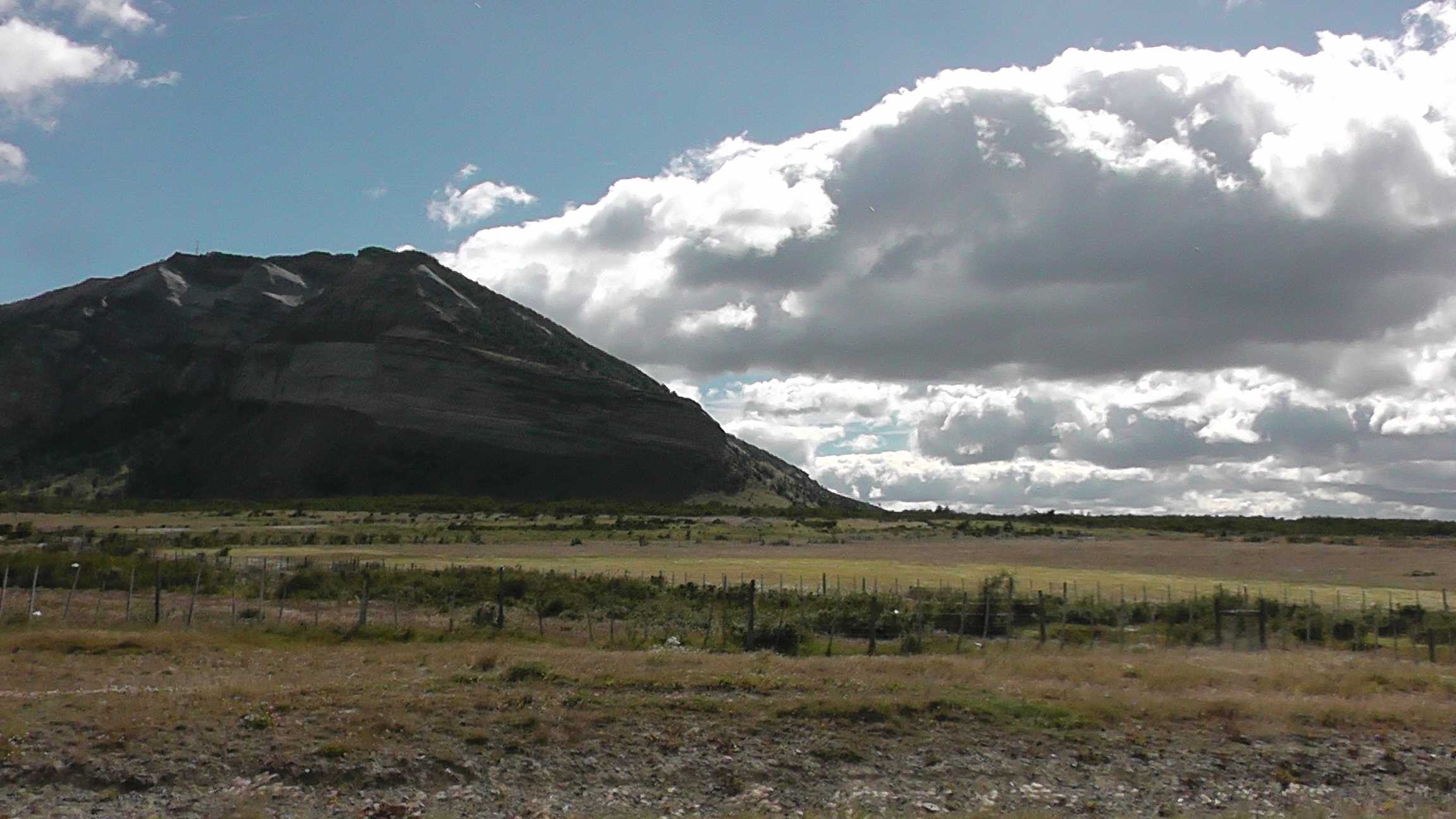 Morro trabalhado pela ação do vento - I