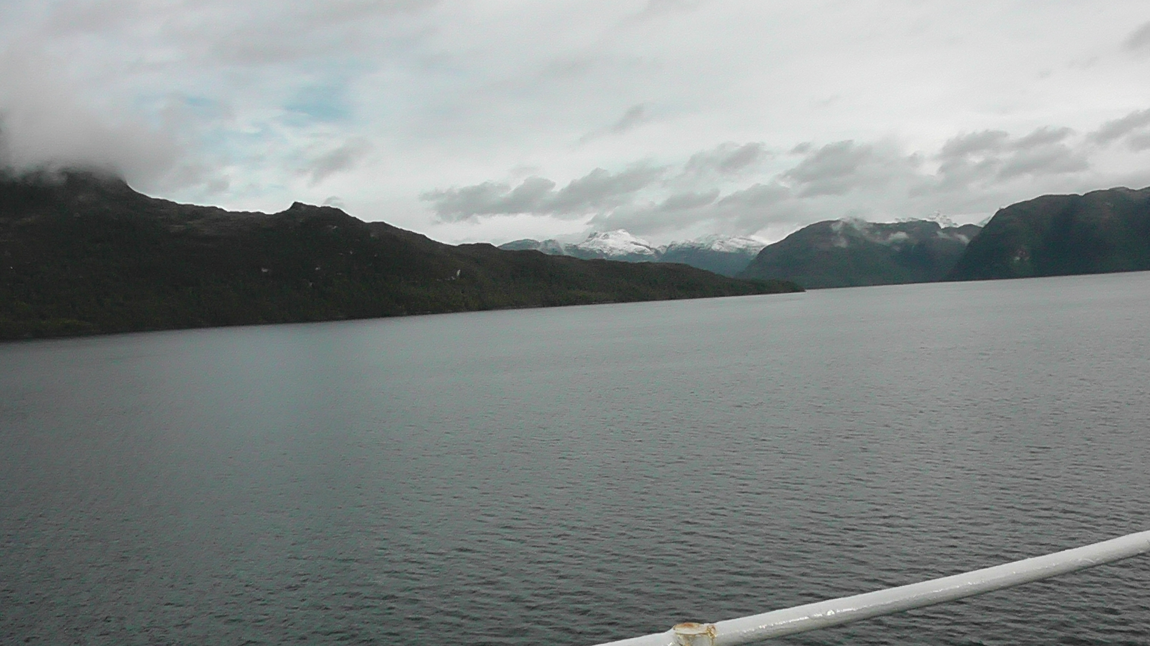 Fiordes com canais estreitos