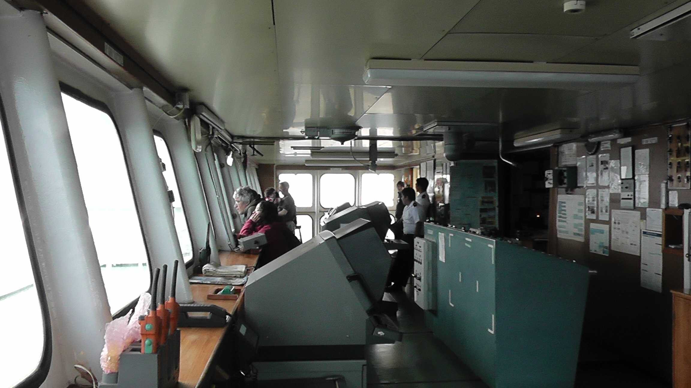 Ponte de comando com pouca gente