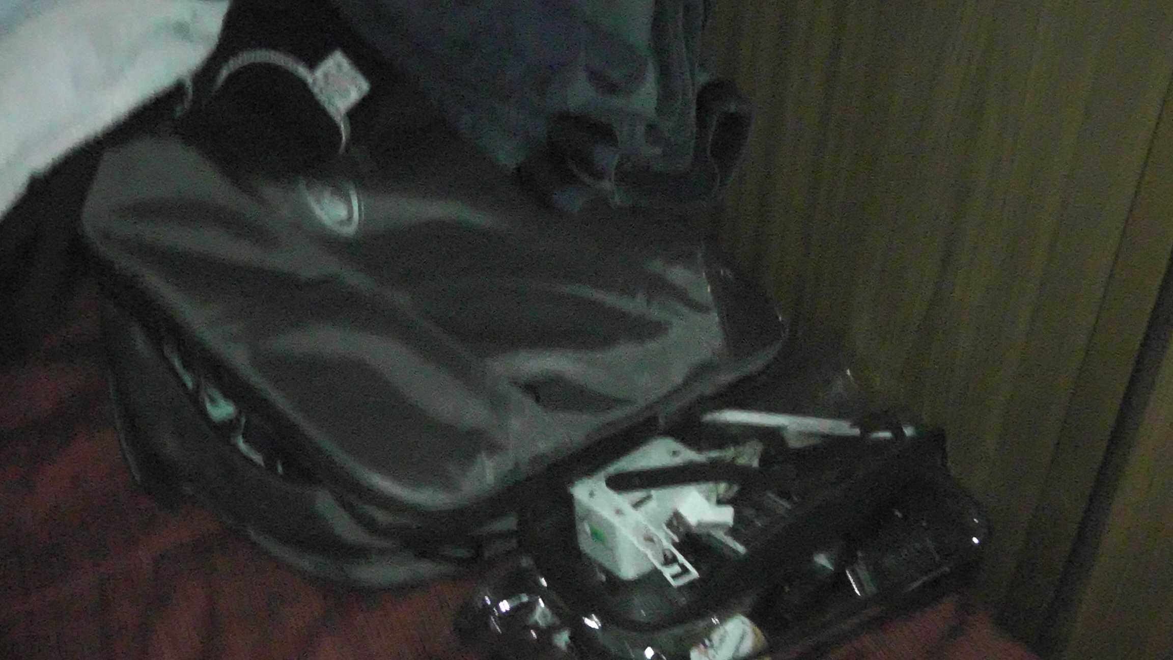 Bolça e equipamentos junto aos pés no beliche