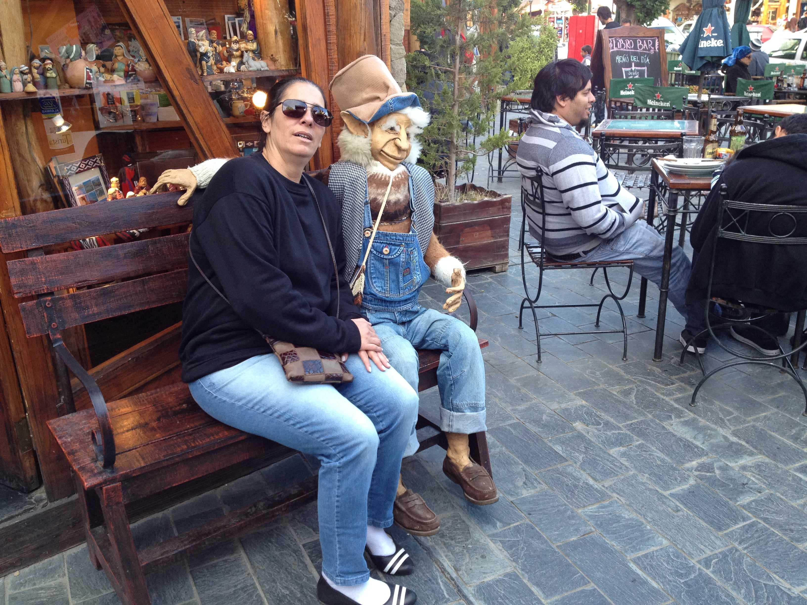 Dona Silvana e o boneco em El Calafate