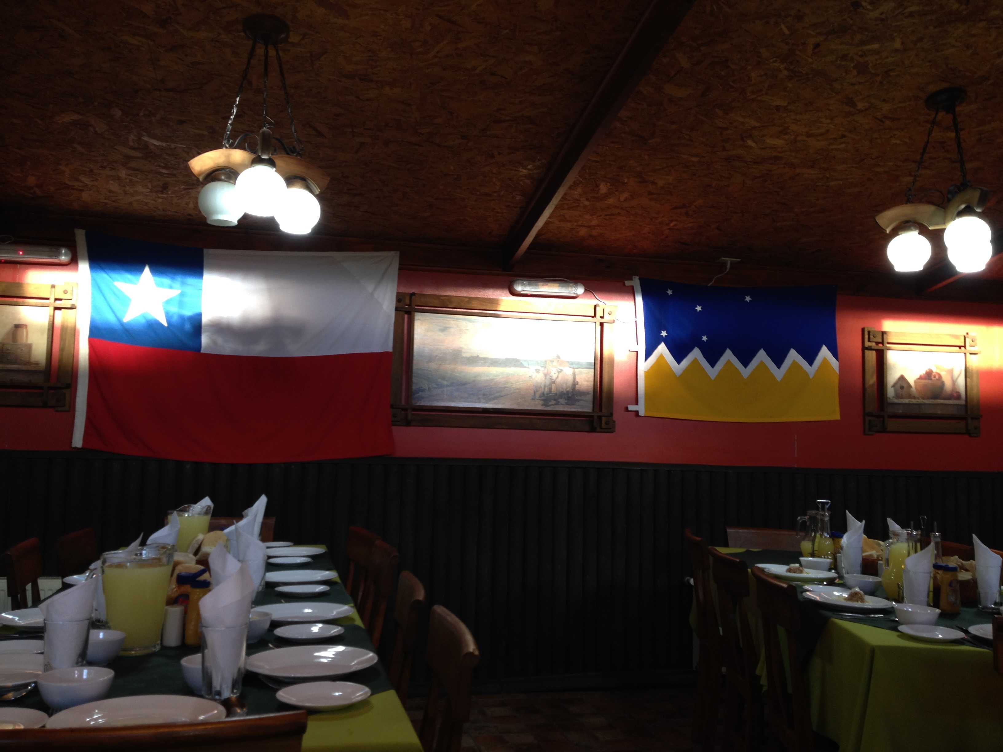 No restaurante do hotel TUNKELEN - Bandeiras do Chile e da Província local