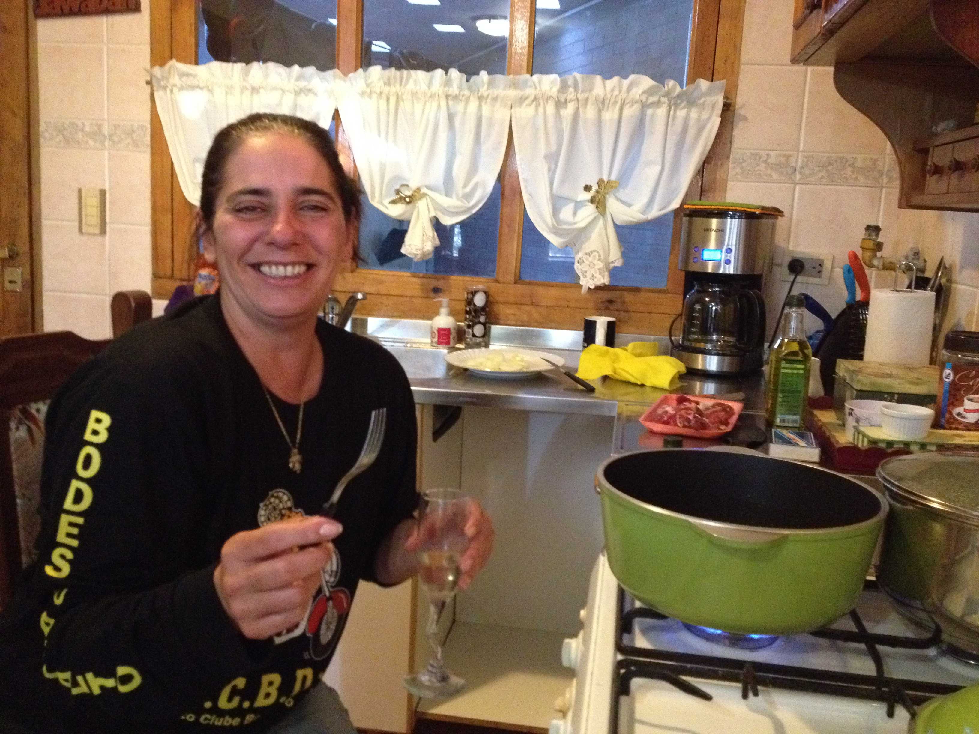 Dona Silvana cozinhando e comemorando o fato de chegar ao destino depois de todo o vento da VENTAGONIA 