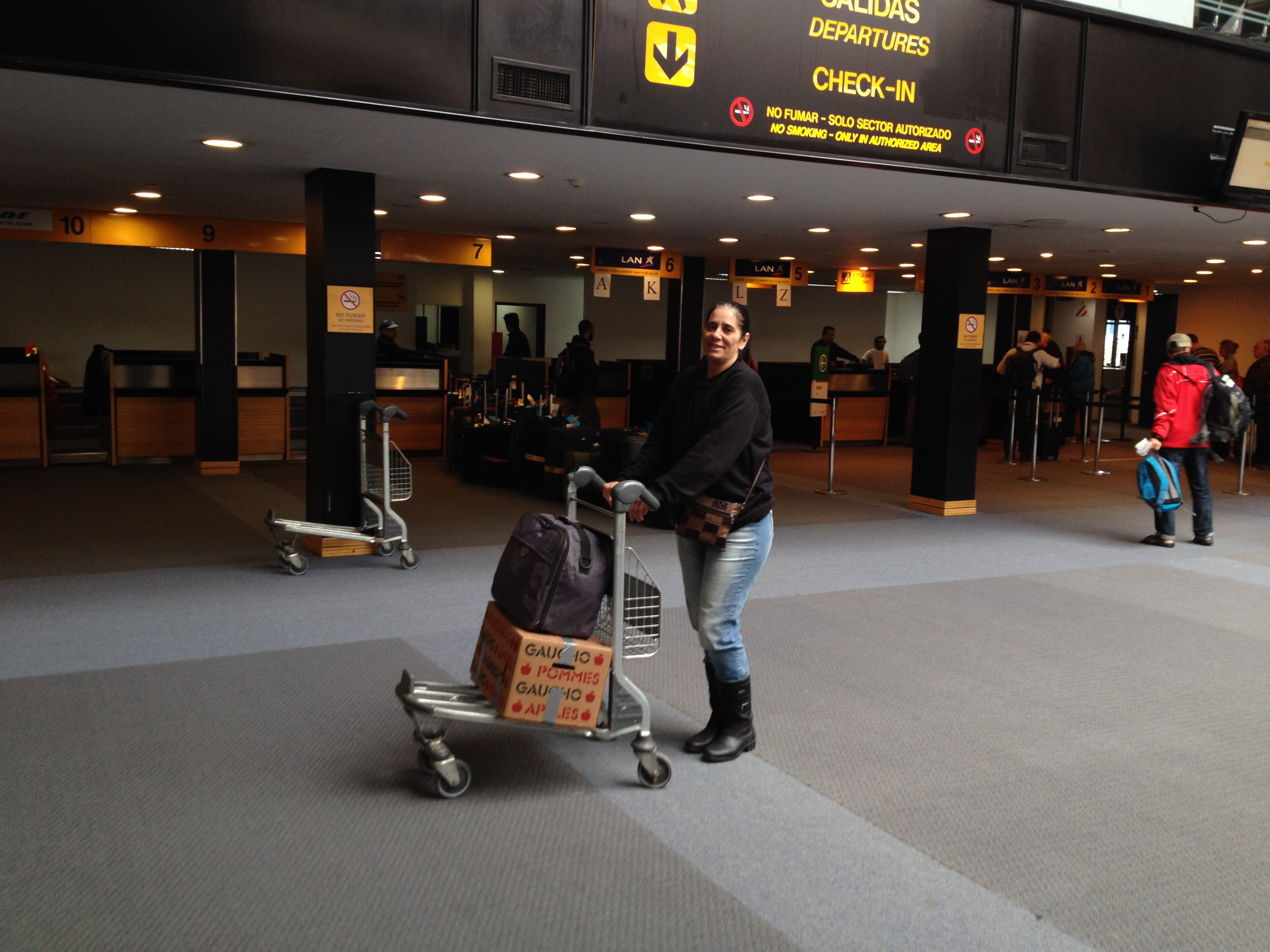 Dona Silvana e sua bagagem. Na caia capacete, calça e casaco de motociclista