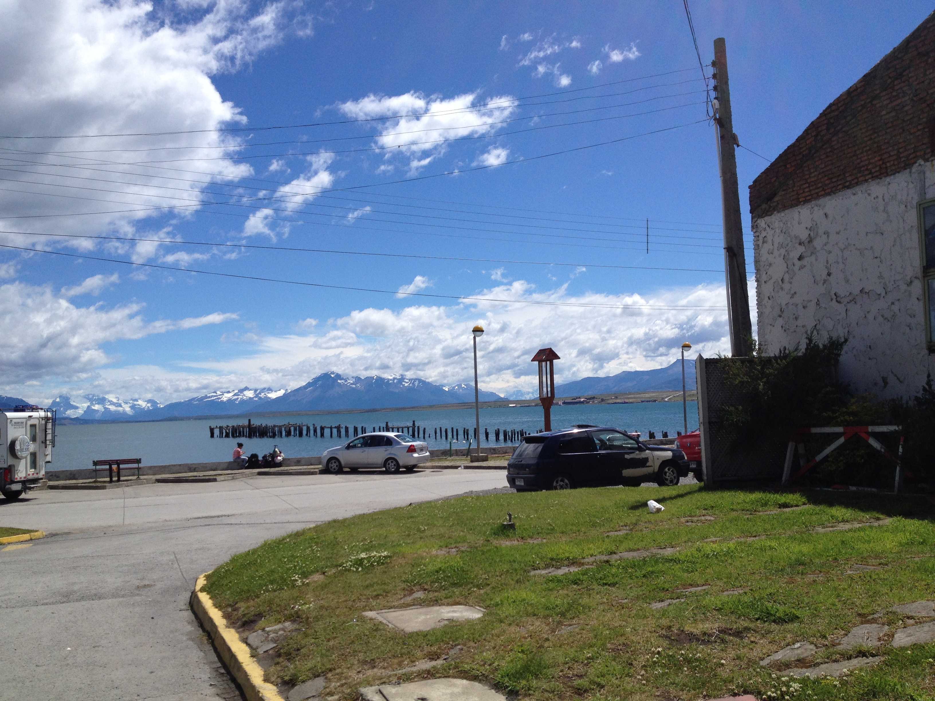 Vista do lago em Puerto Natales, enquanto esperava lavar a moto