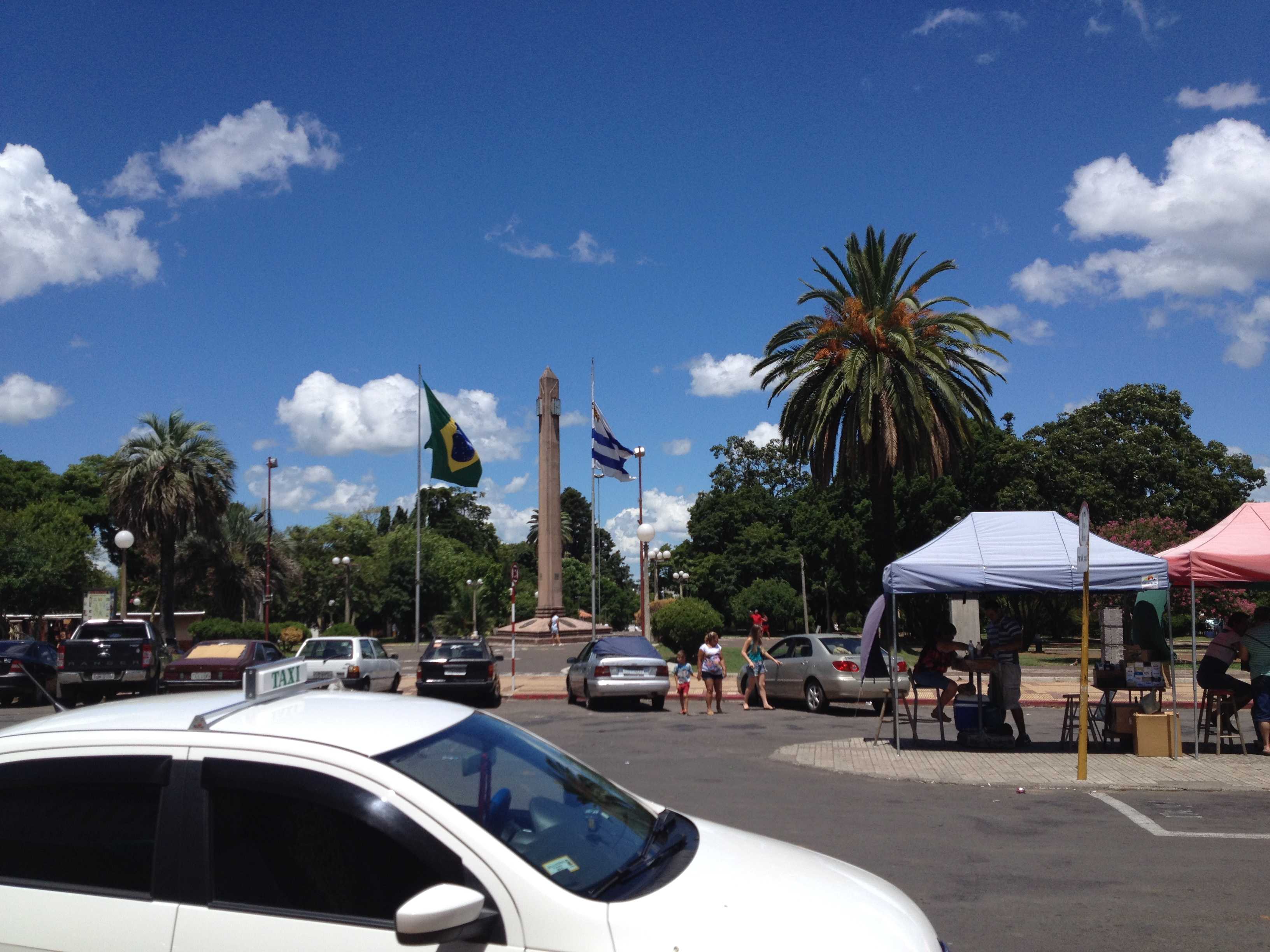 Marco divisório na praça - A direita Uruguai a esquerda Brasil