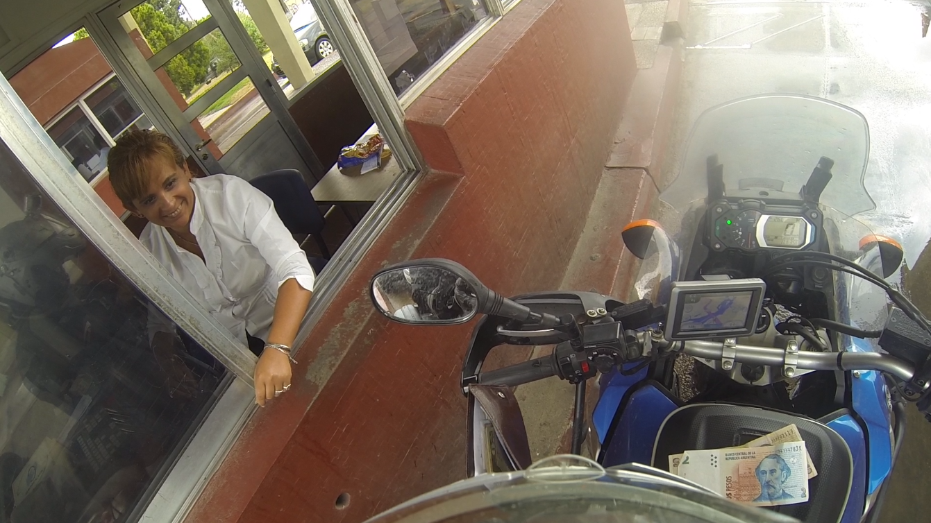 A moça já estava rindo do brasileiro sem dinheiro...