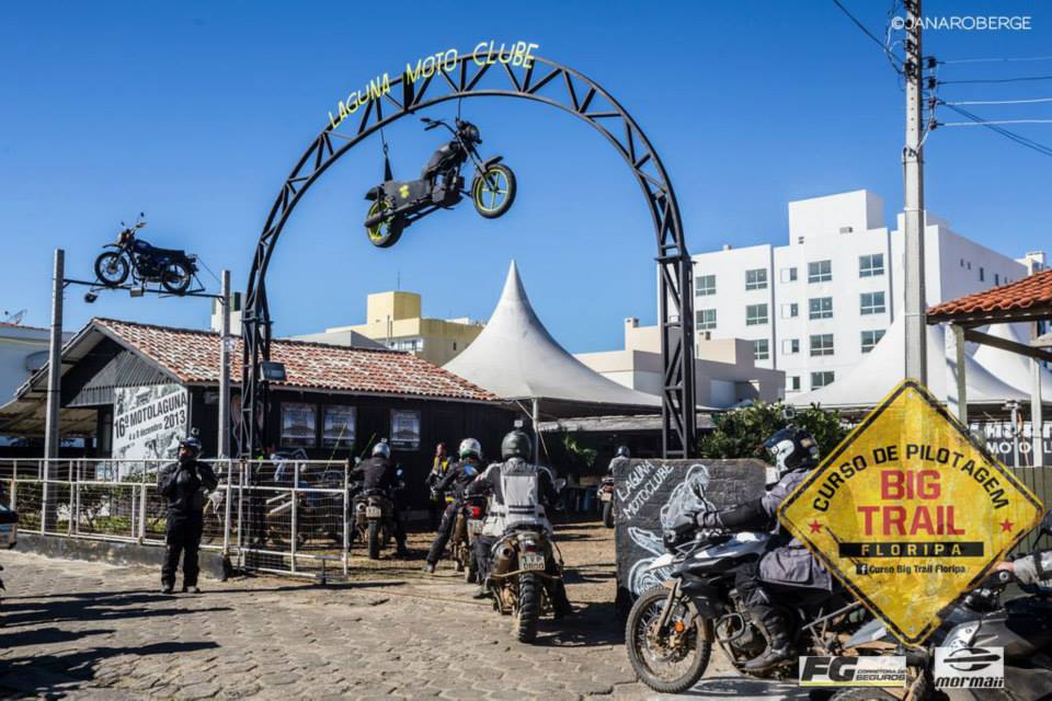 Chegando no Moto Clube Laguna - By Jana