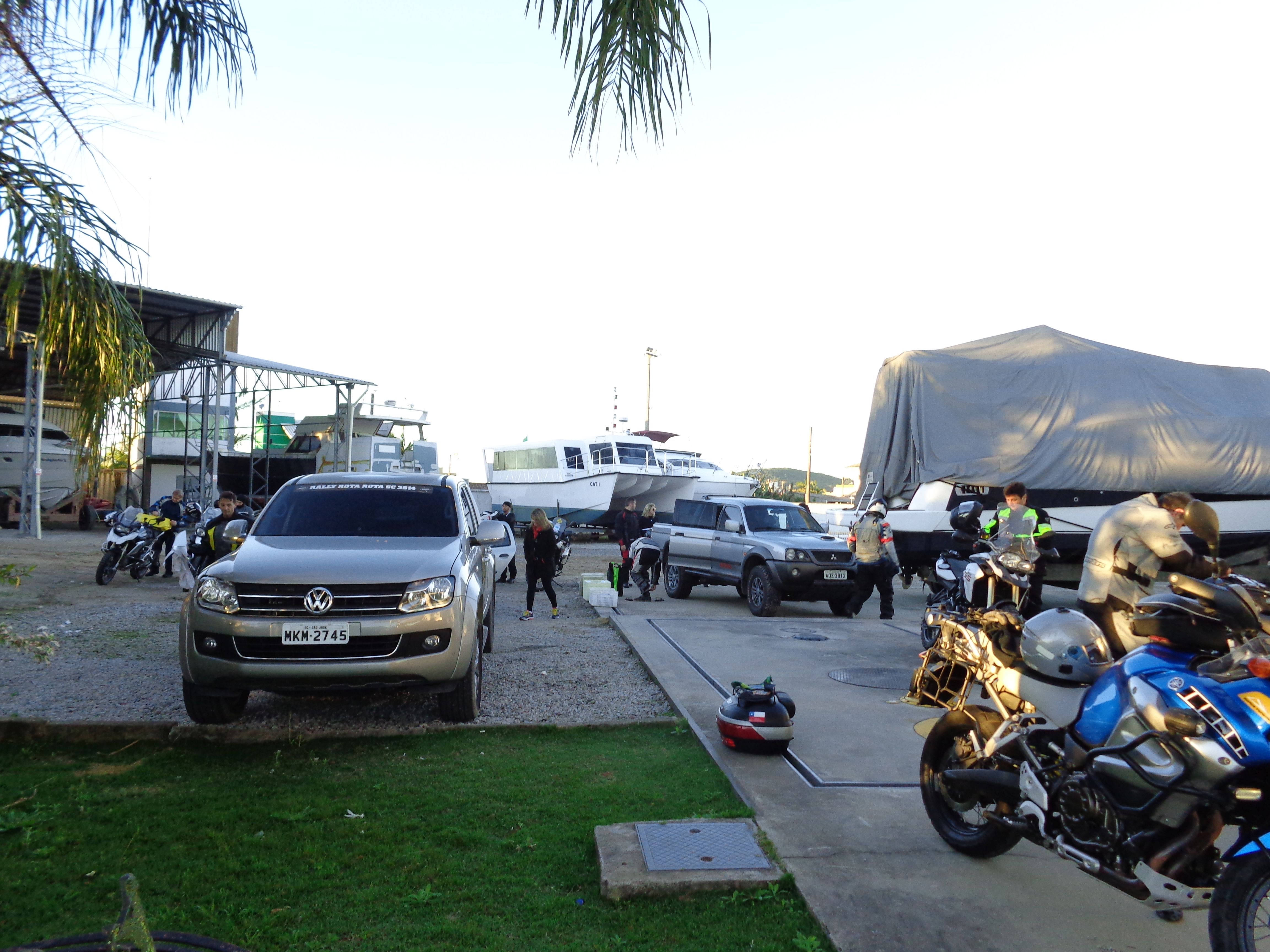 A preparação para a saída - camionetes de apoio, bagagens, mantimentos, etc..