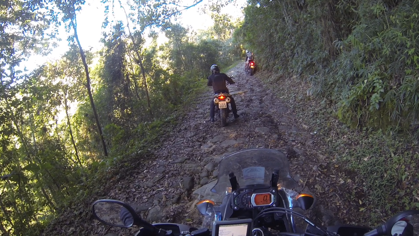 Opsss  Parou Parou... Michele ancorada nas pedras, alguém a frente atrapalhado...