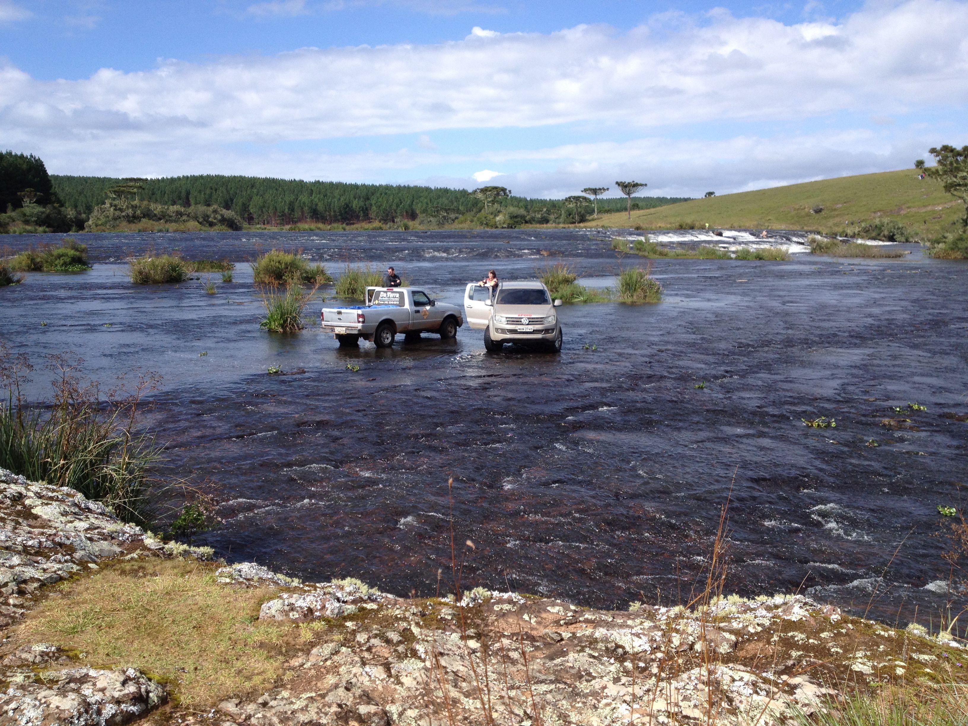 Duas camionetes para apoio (se refrescando)...