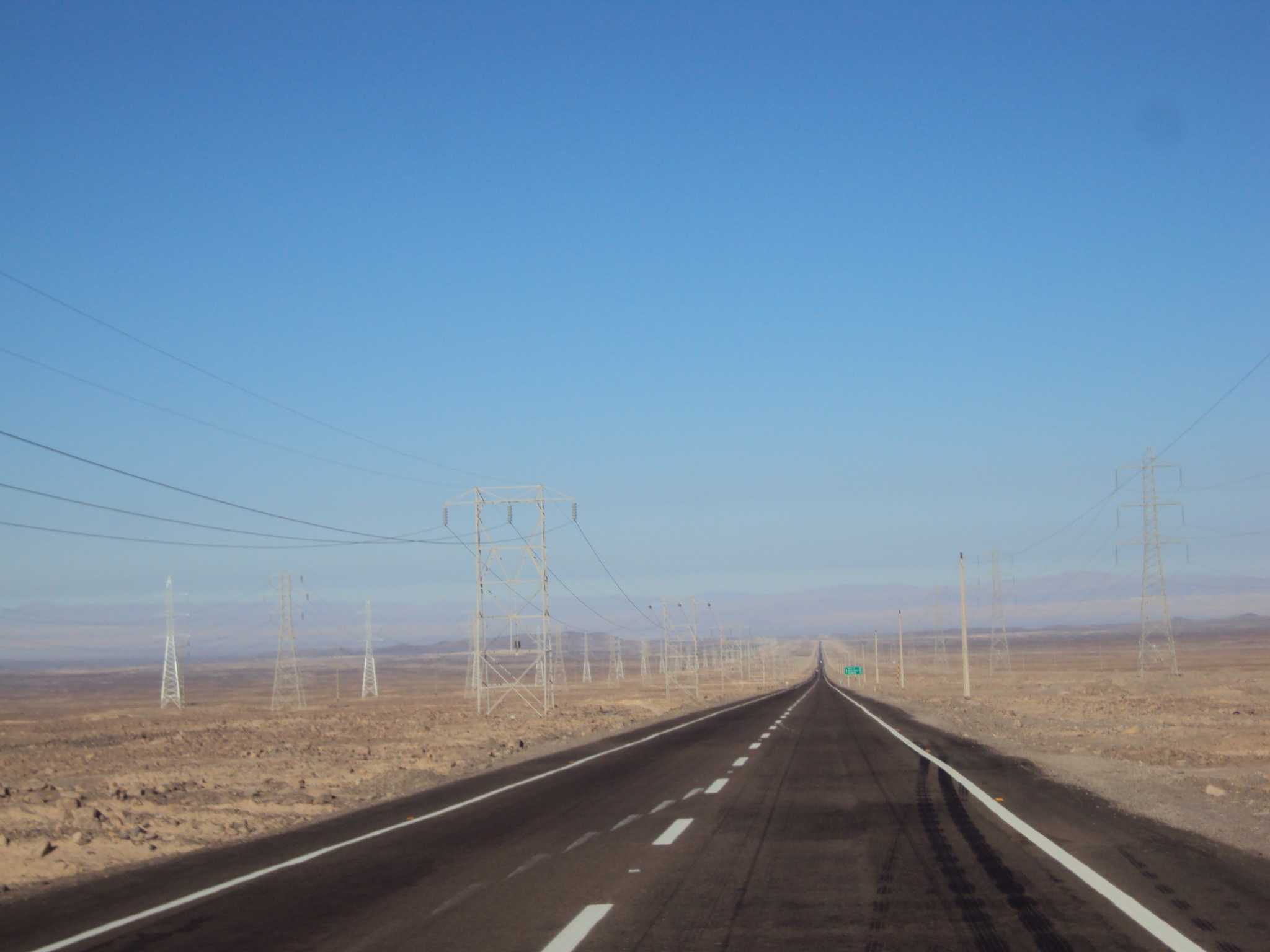 Muitas linhas de transmissão ao longo da rodovia