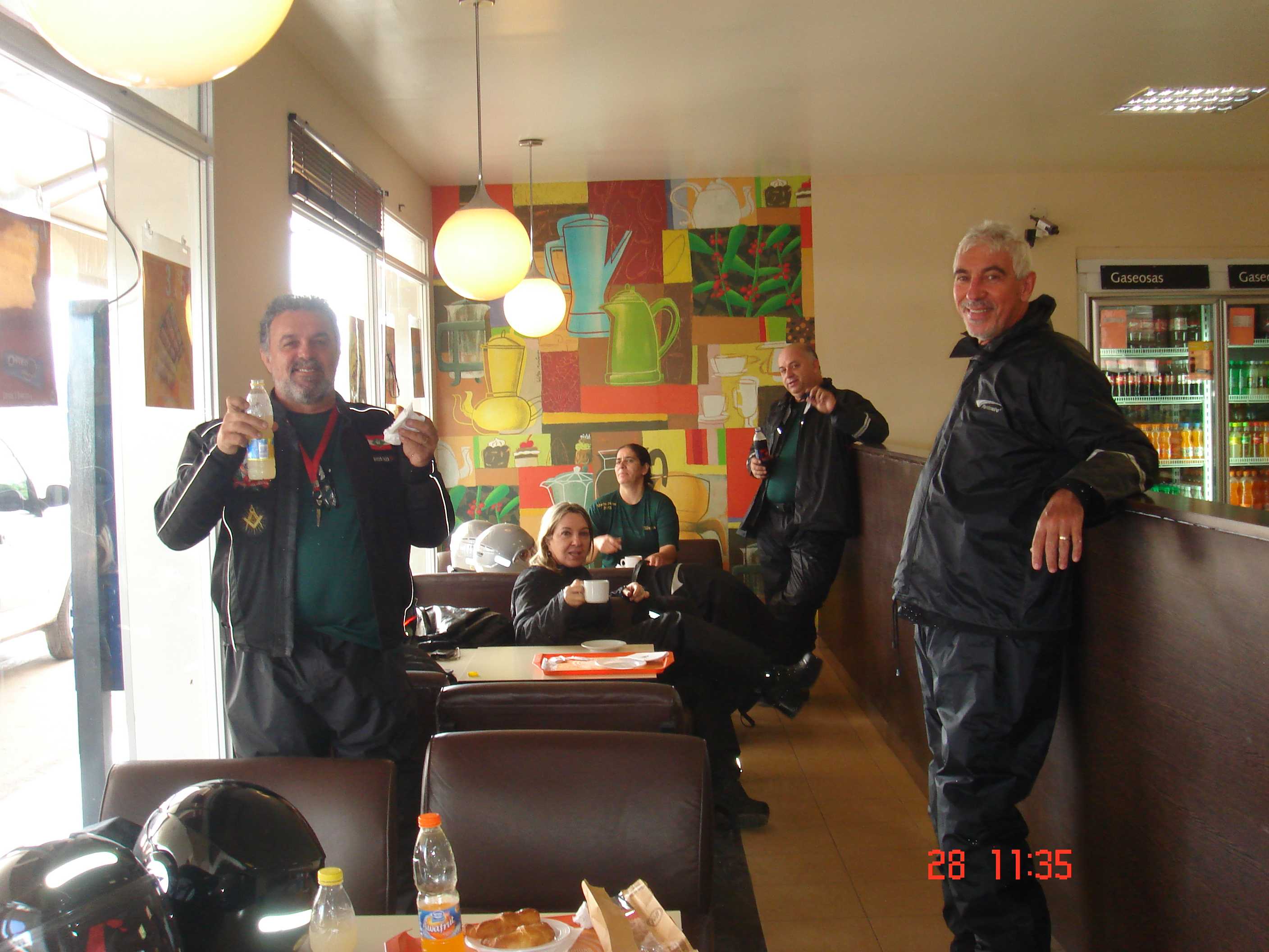 O grupo durante uma parada com um belo visual ao fundo