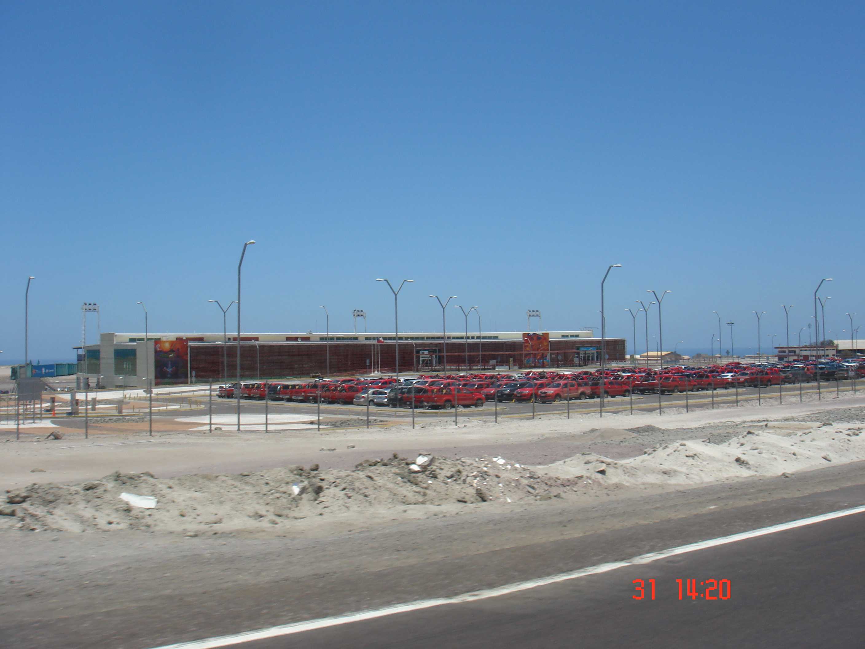 Patio de locadora - Aeroporto Iquique (Só camionetes para as mineradoras)