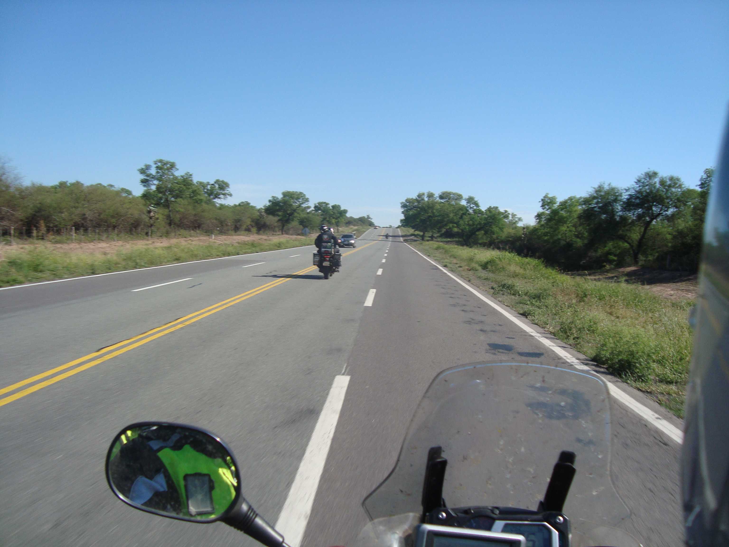 Retas e boas estradas neste trecho