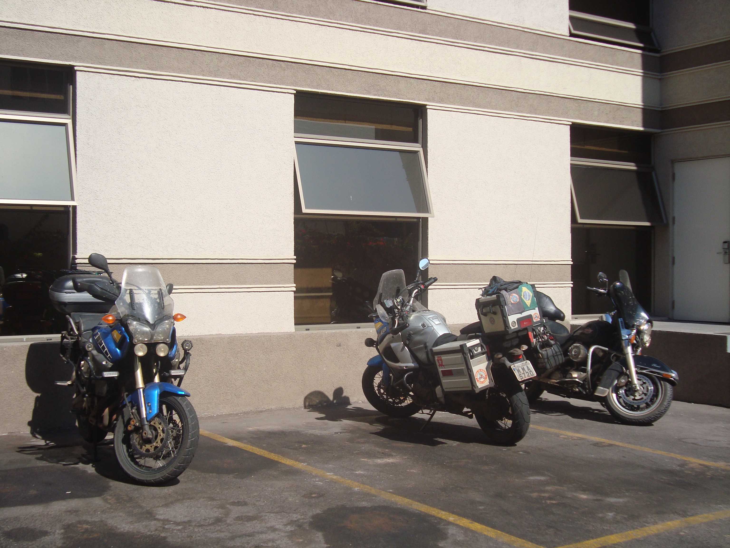 Motos no estacionamento do hotel aguardando a lavação