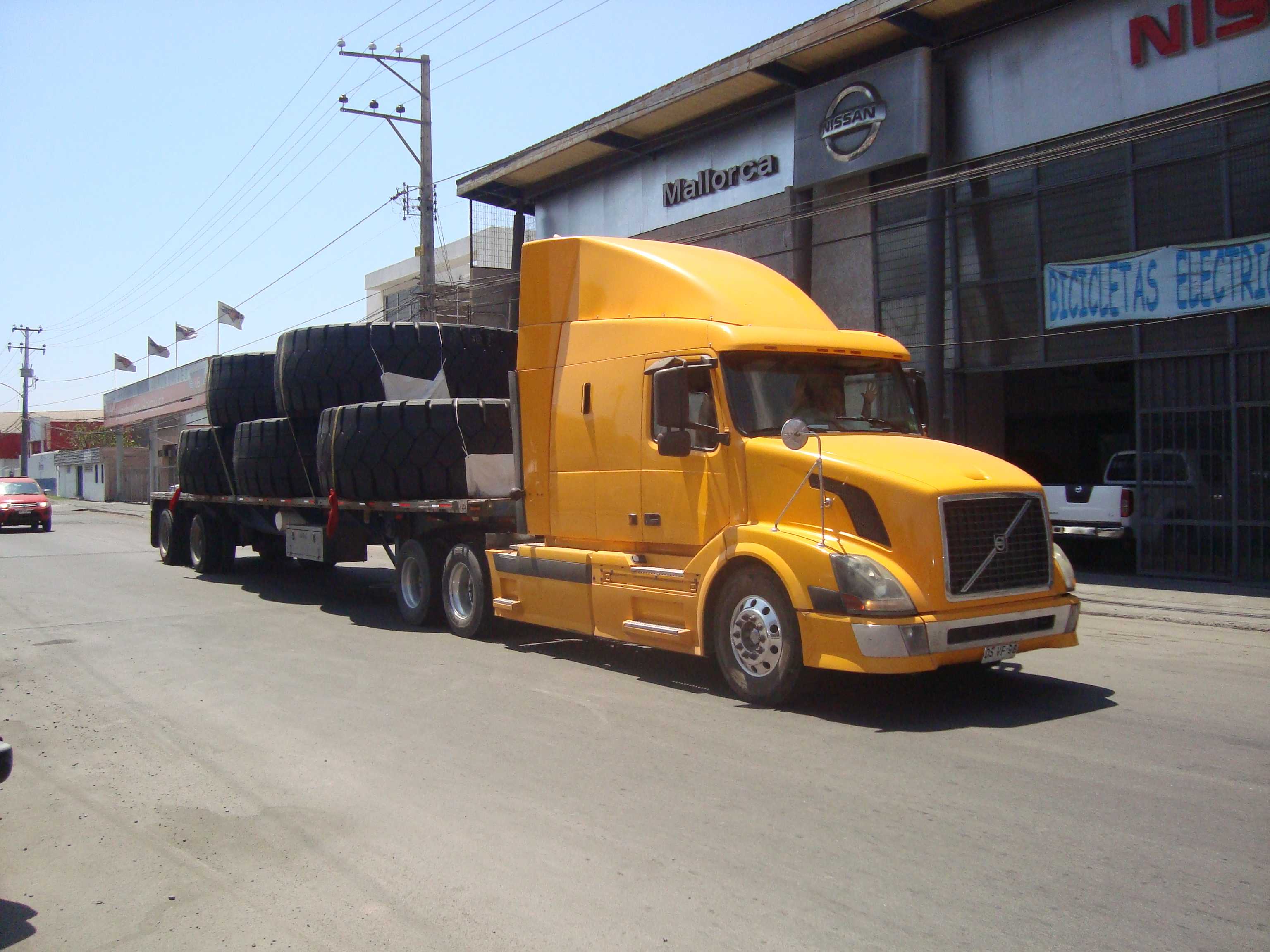 Vejam os Pneus dos caminhões das mineradoras